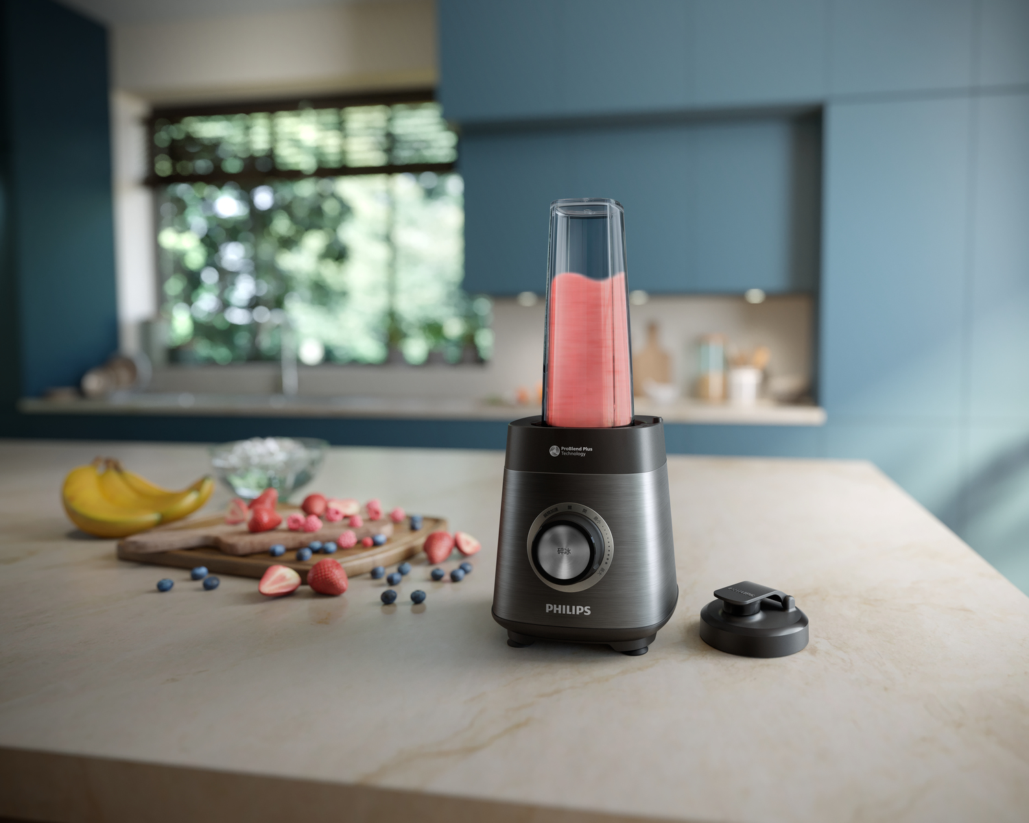 Ein Mixer mit pinkfarbenem Smoothie. Früchte auf einem Schneidebrett und eine Banane.