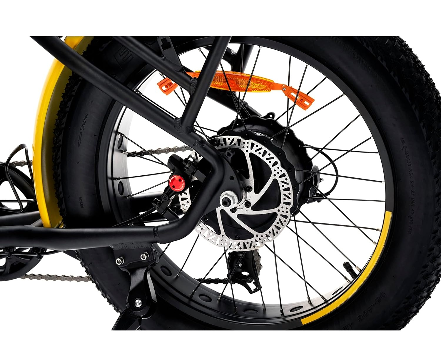 Zbliżenie koła roweru elektrycznego z hamulcem tarczowym i żółtymi akcentami.