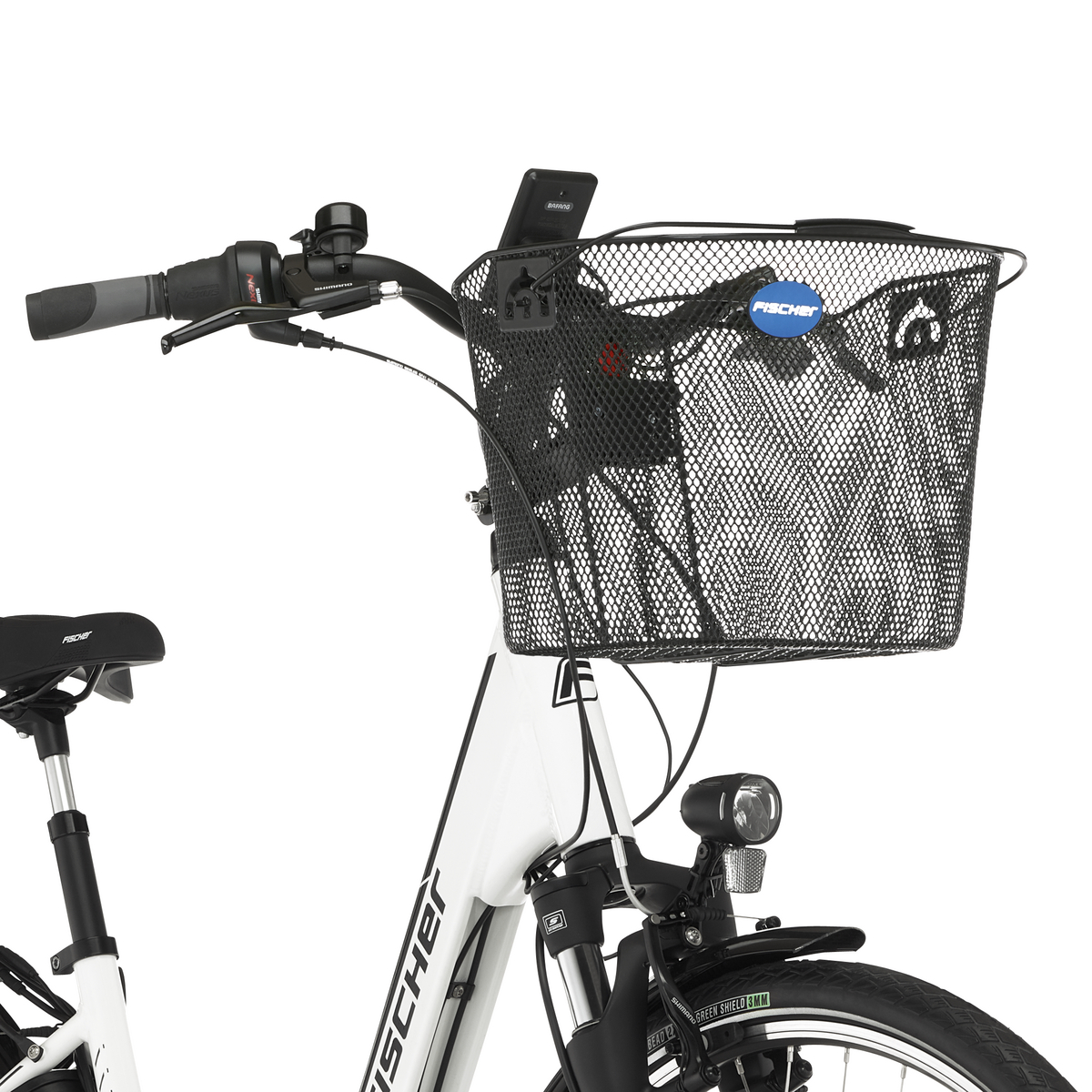 Weißes E-Bike mit schwarzem Korb, Lenker und Frontlicht, vor weißem Hintergrund.