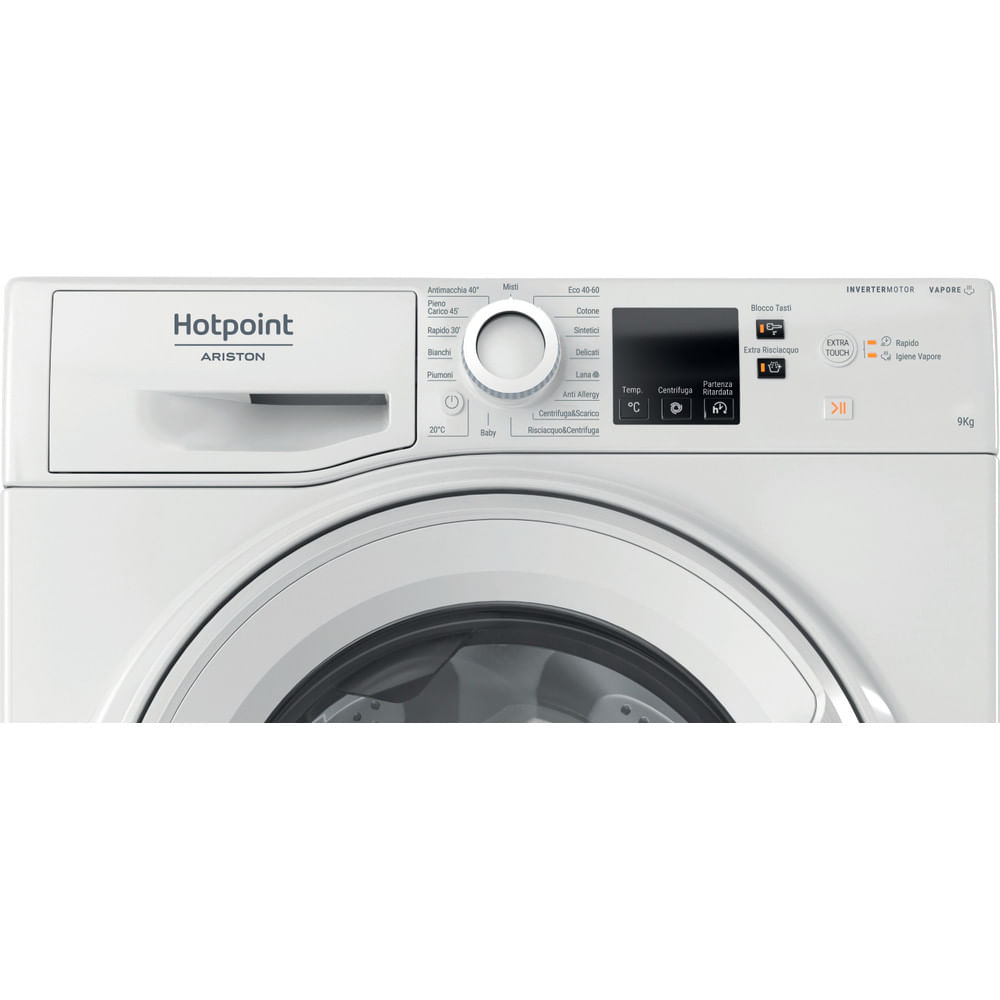Primo piano del pannello di controllo di una lavatrice Hotpoint Ariston bianca.