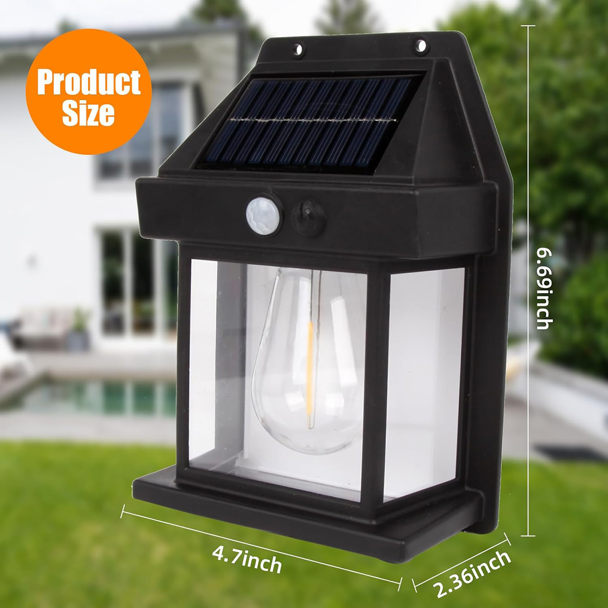 Una lámpara exterior negra con energía solar con dimensiones mostradas, montada sobre un fondo verde.