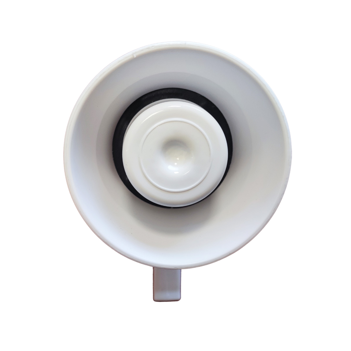 Altavoz blanco en forma de trompeta con un pequeño asa en la parte inferior.