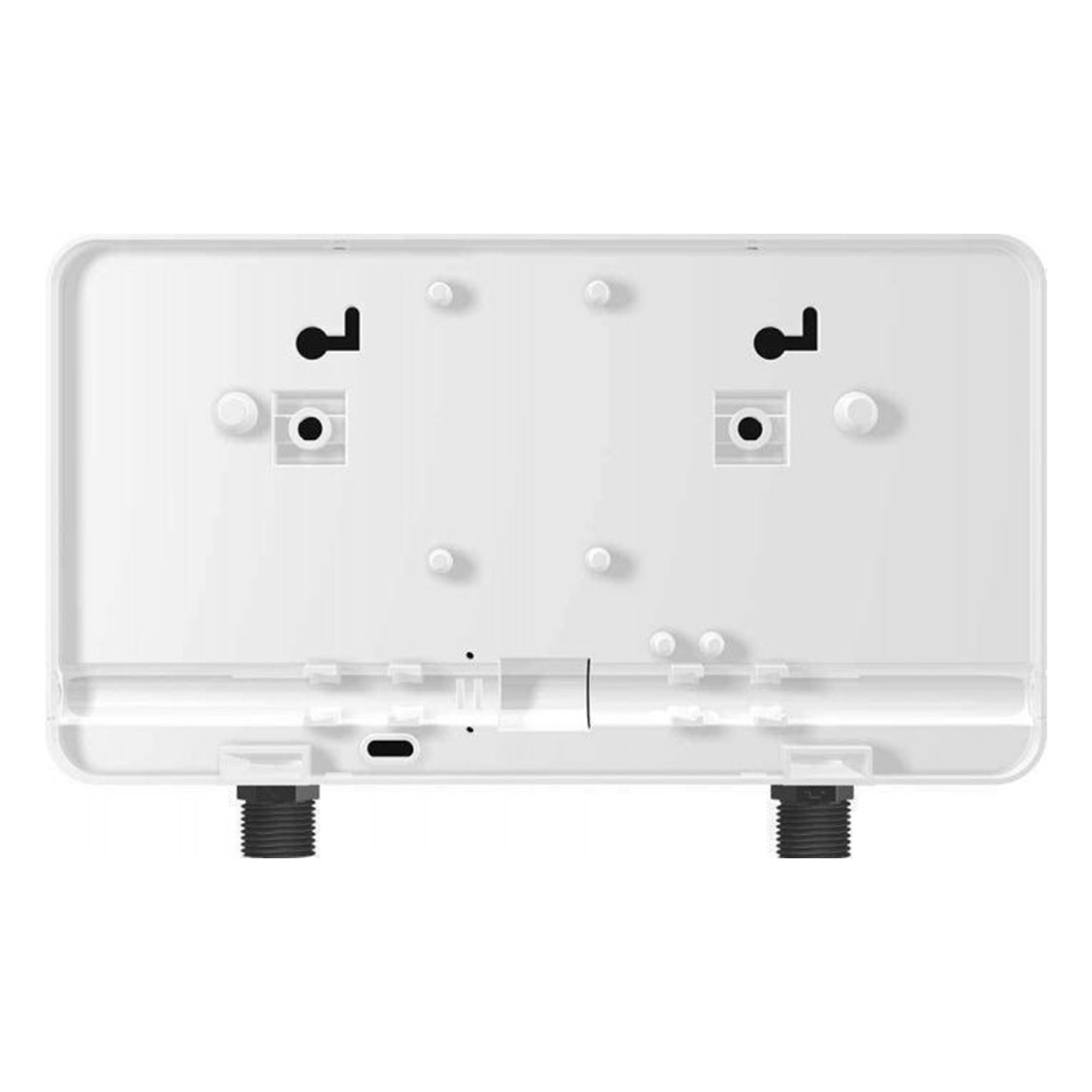 Wit stopcontact met twee zwarte stekkers. Het stopcontact is op een witte muur gemonteerd.