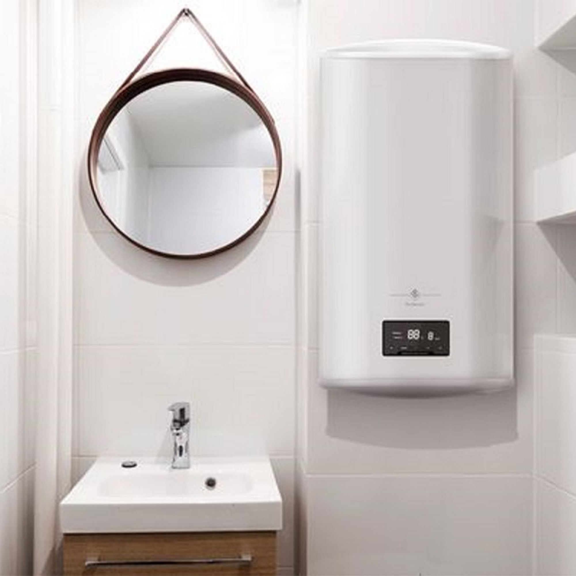 Escena de baño con espejo, lavabo y un calentador de agua blanco en la pared.