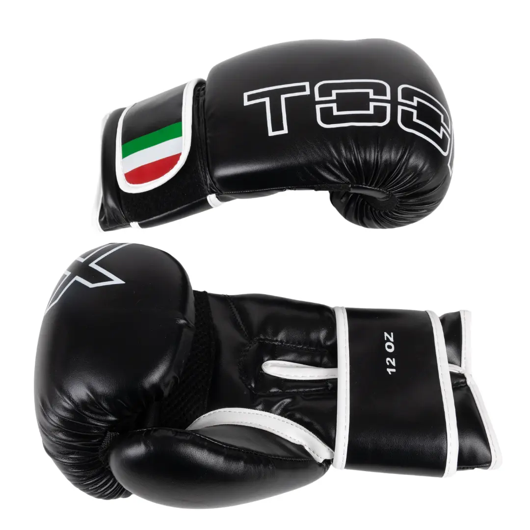 Schwarze Boxhandschuhe. Einer hat italienische Flagge, der andere weißen Stern.