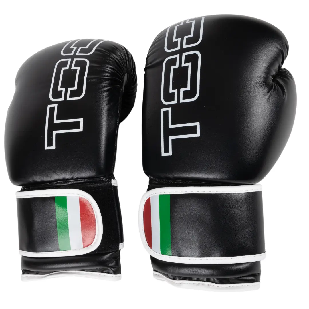 Schwarze Boxhandschuhe, Draufsicht, weißer Text 'TCOT', italienische Flaggenfarben am Handgelenk.