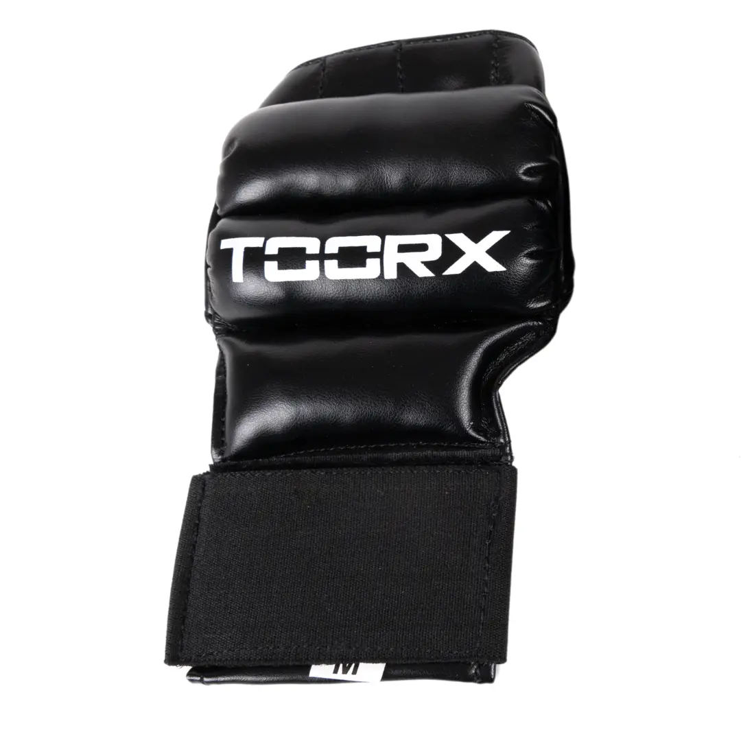 Schwarzer MMA-Handschuh mit dem Wort 'TOCRX'. Weißer Hintergrund.