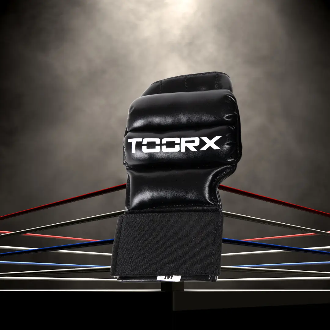 Ein schwarzer MMA-Handschuh in einem Boxring, mit roten und blauen Seilen und einem rauchigen Hintergrund.