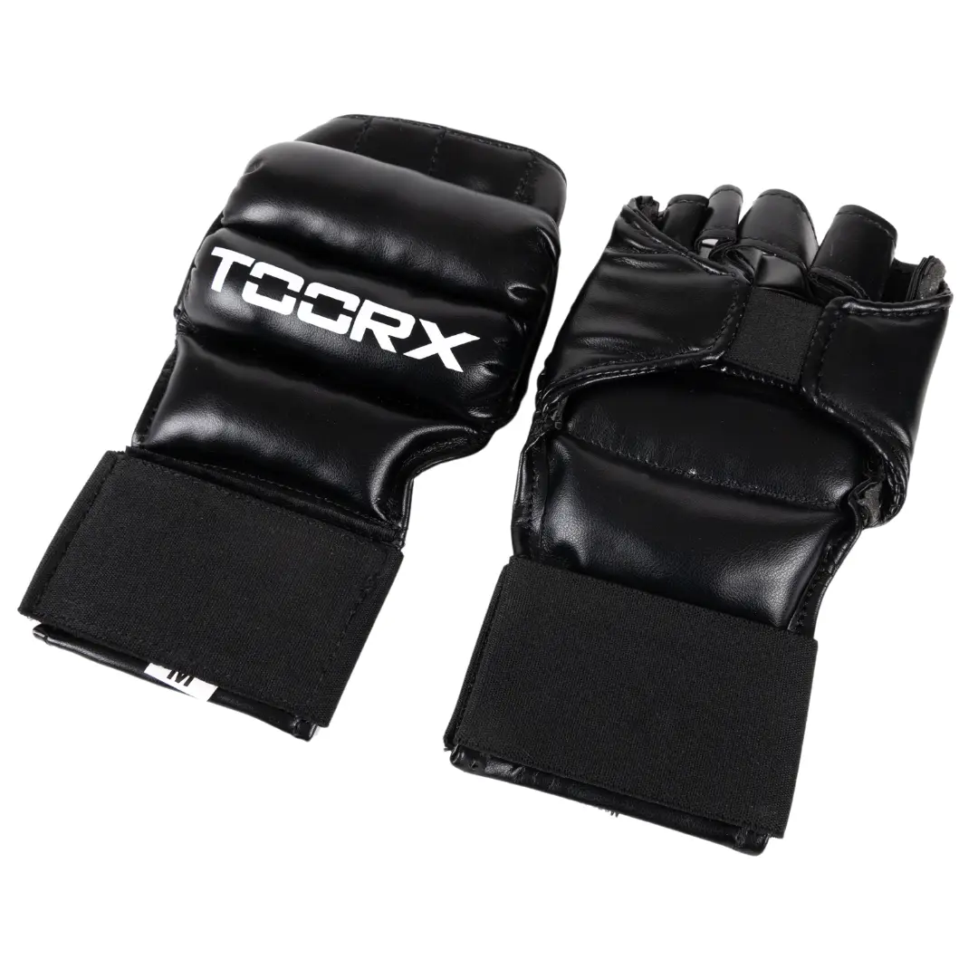 Schwarze MMA-Handschuhe mit weißem "TOORX"-Schriftzug. Klettverschluss-Handgelenksriemen.