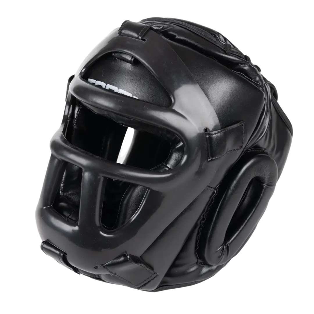 Casque de protection noir avec protection faciale et auditive, fond blanc.
