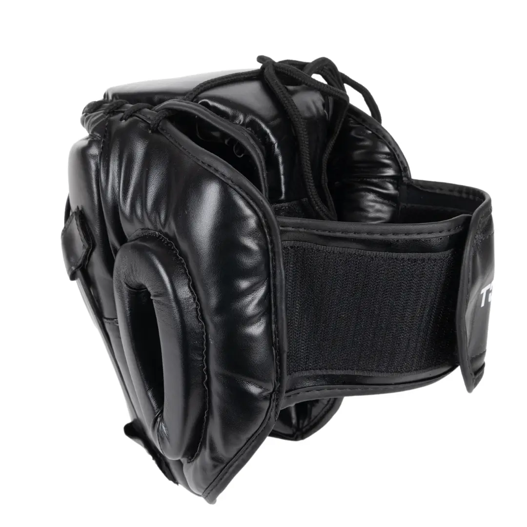Casque de boxe noir avec protection des oreilles et des joues, et une sangle sur le front.