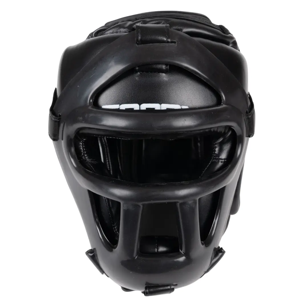 Un casque de boxe noir. Il a un logo blanc et une ouverture faciale.