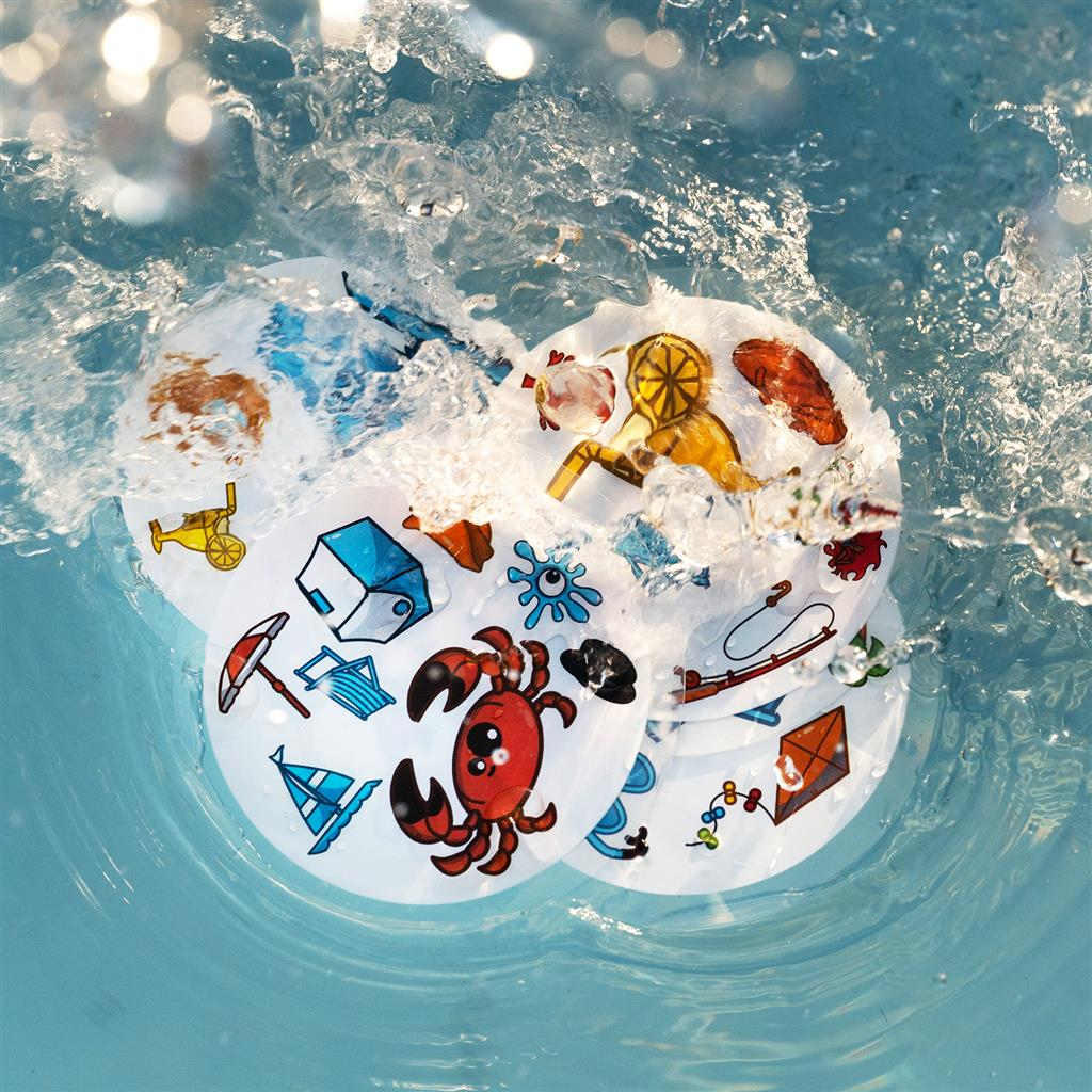 Woda z pływającymi dyskami z zabawkami z rysunkami przedmiotów o tematyce letniej.