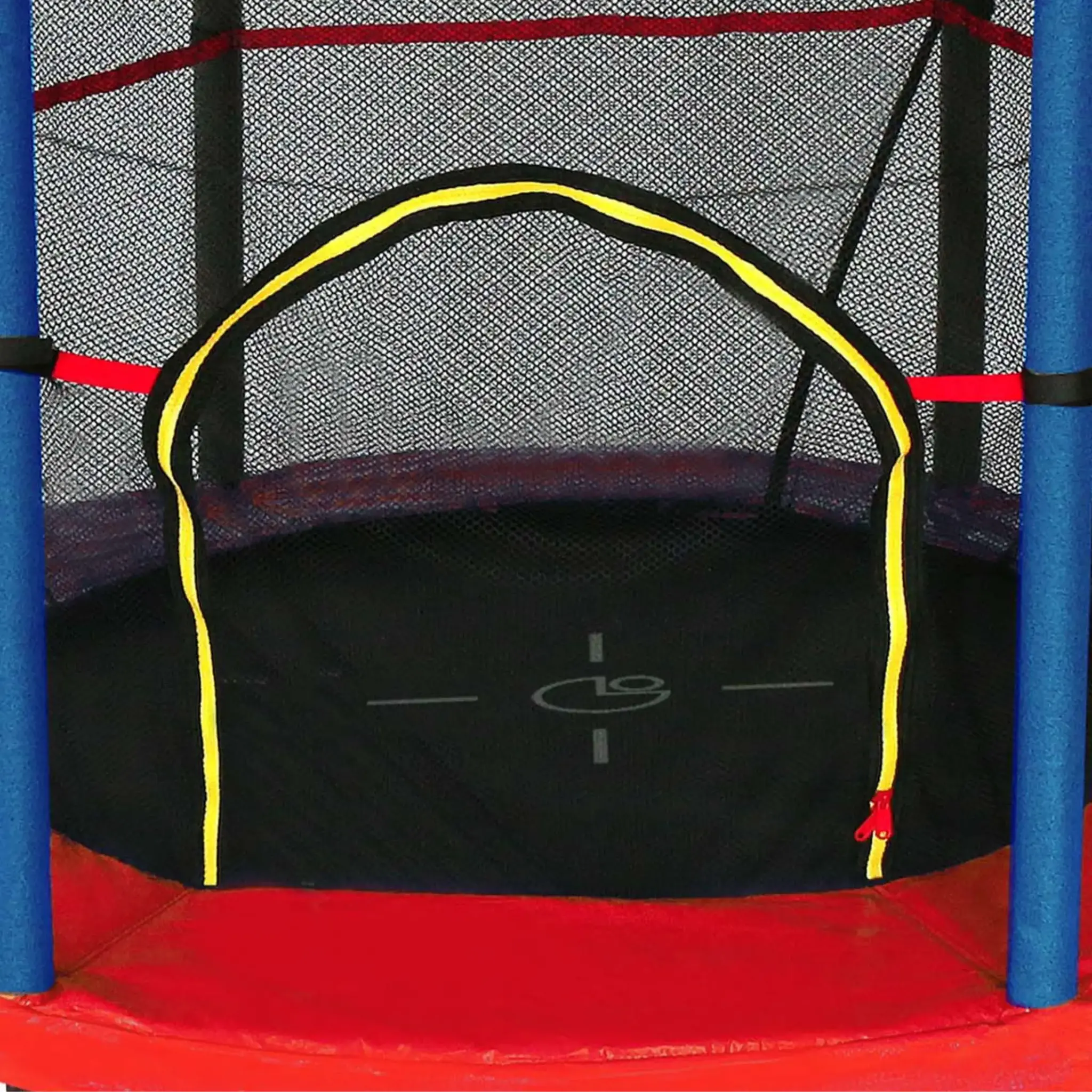 Een trampoline met een zwart interieur, veiligheidsnet en blauwe en rode beschermende vulling.