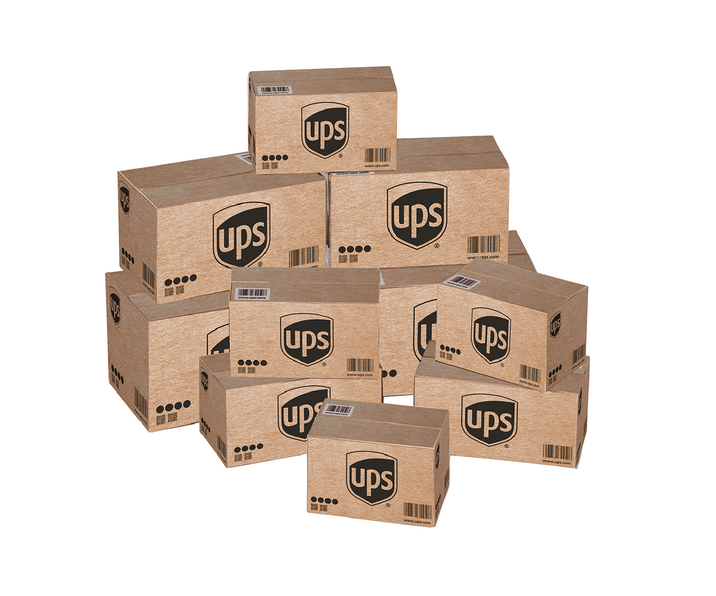 Ein Stapel von UPS-Kartons unterschiedlicher Größe vor weißem Hintergrund.