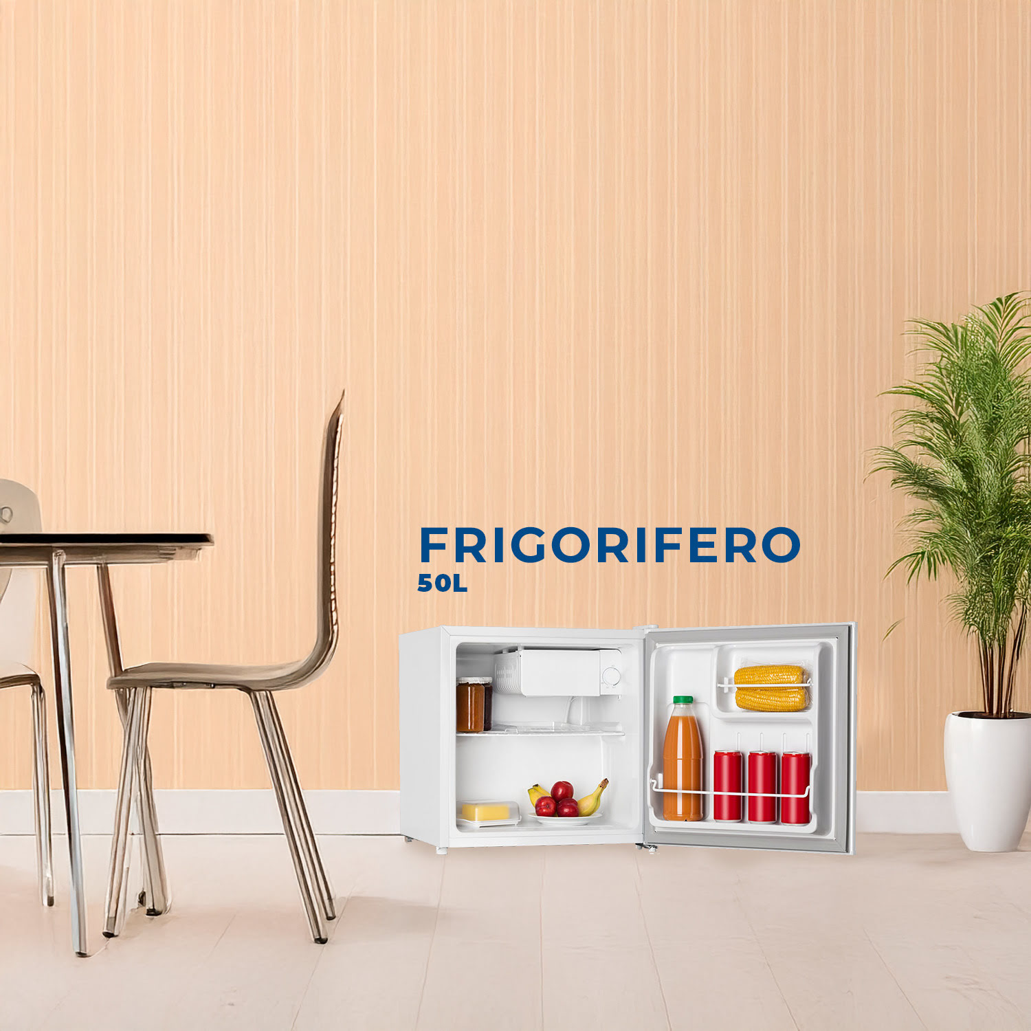 Un piccolo frigo aperto, con cibo dentro, contro un muro beige, tavolo e pianta.