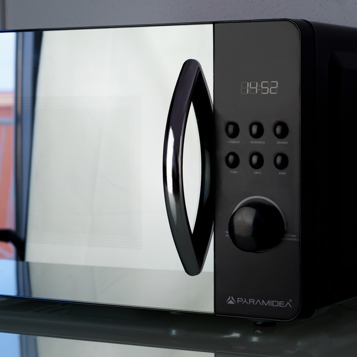 Forno a microonde Paramidea nero con display digitale e pulsanti.