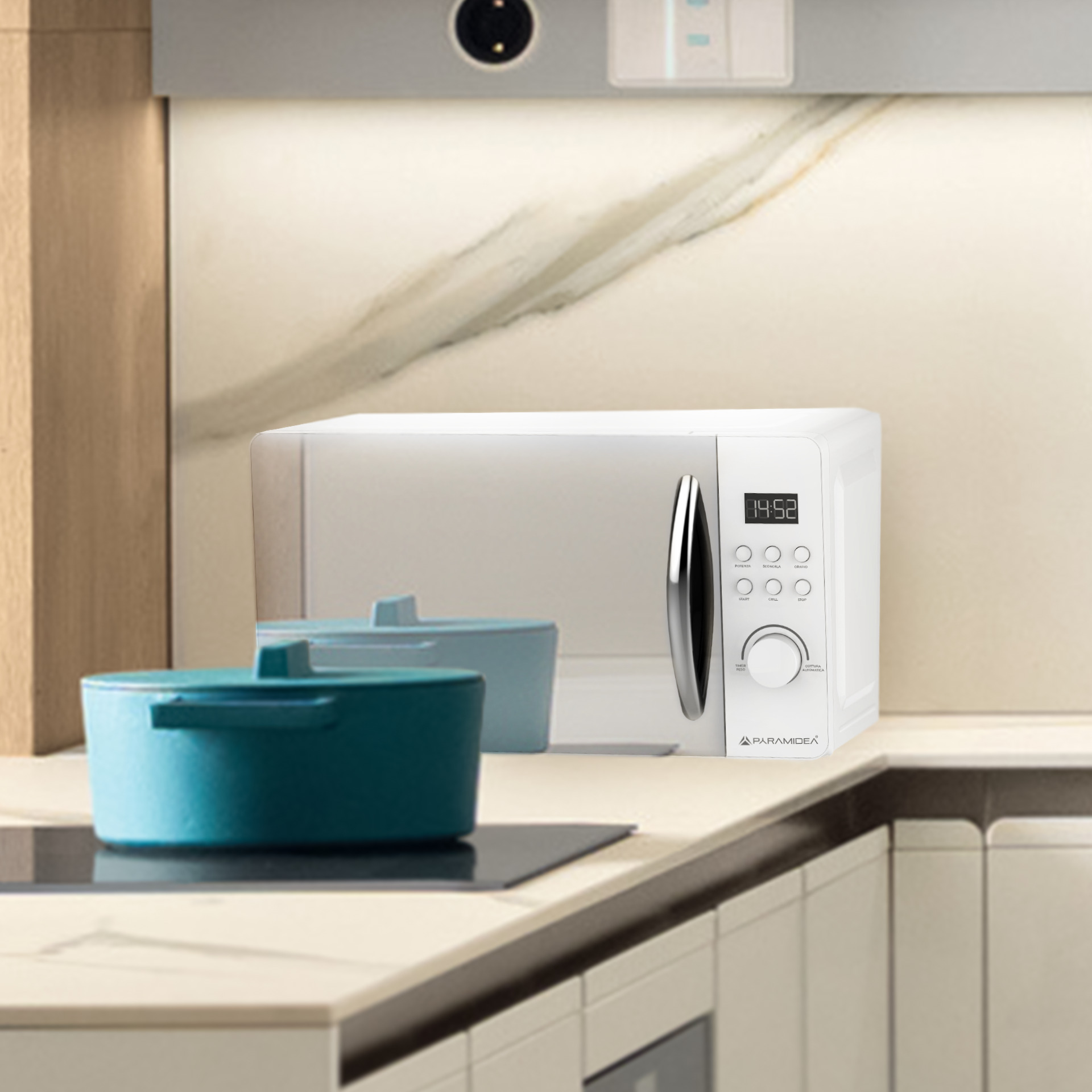 Un forno a microonde bianco con display digitale, accanto a pentole blu su un fornello.