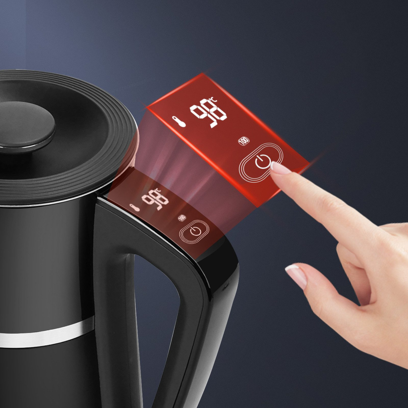 Schwarzer Wasserkocher mit Digitalanzeige, die 98 Grad anzeigt. Ein Finger berührt die Ein-/Aus-Taste.