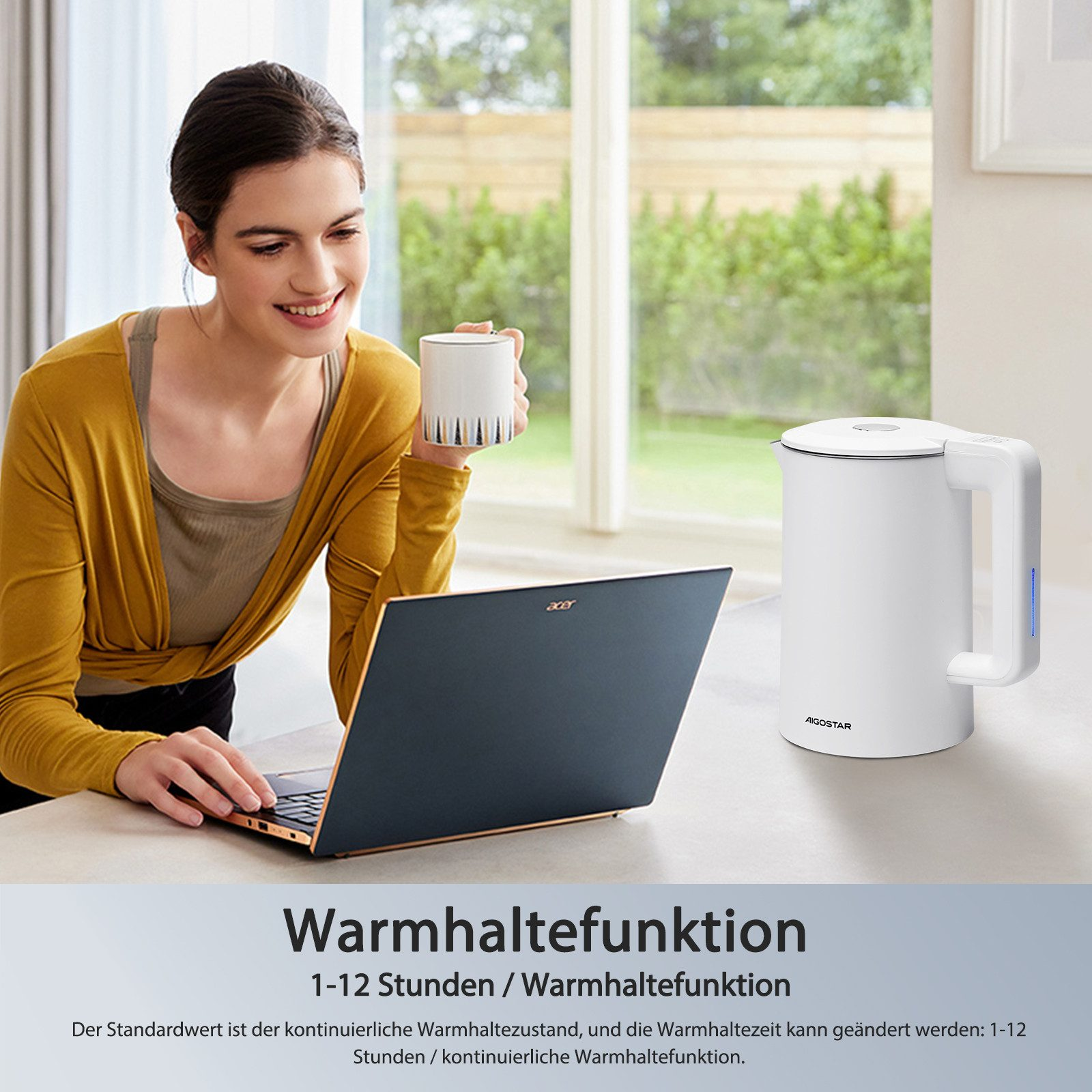 Frau, die Laptop und Wasserkocher benutzt. Zeigt die Warmhaltefunktion.