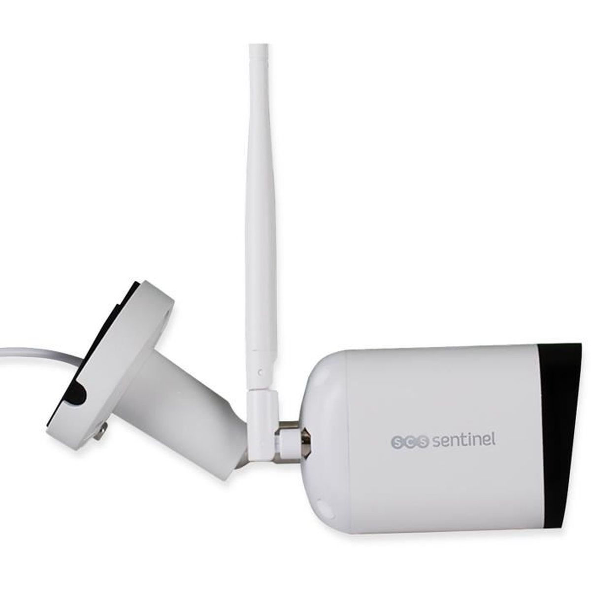 Telecamera di sicurezza bianca con antenna. Ha un obiettivo e il marchio. Lo sfondo è bianco.
