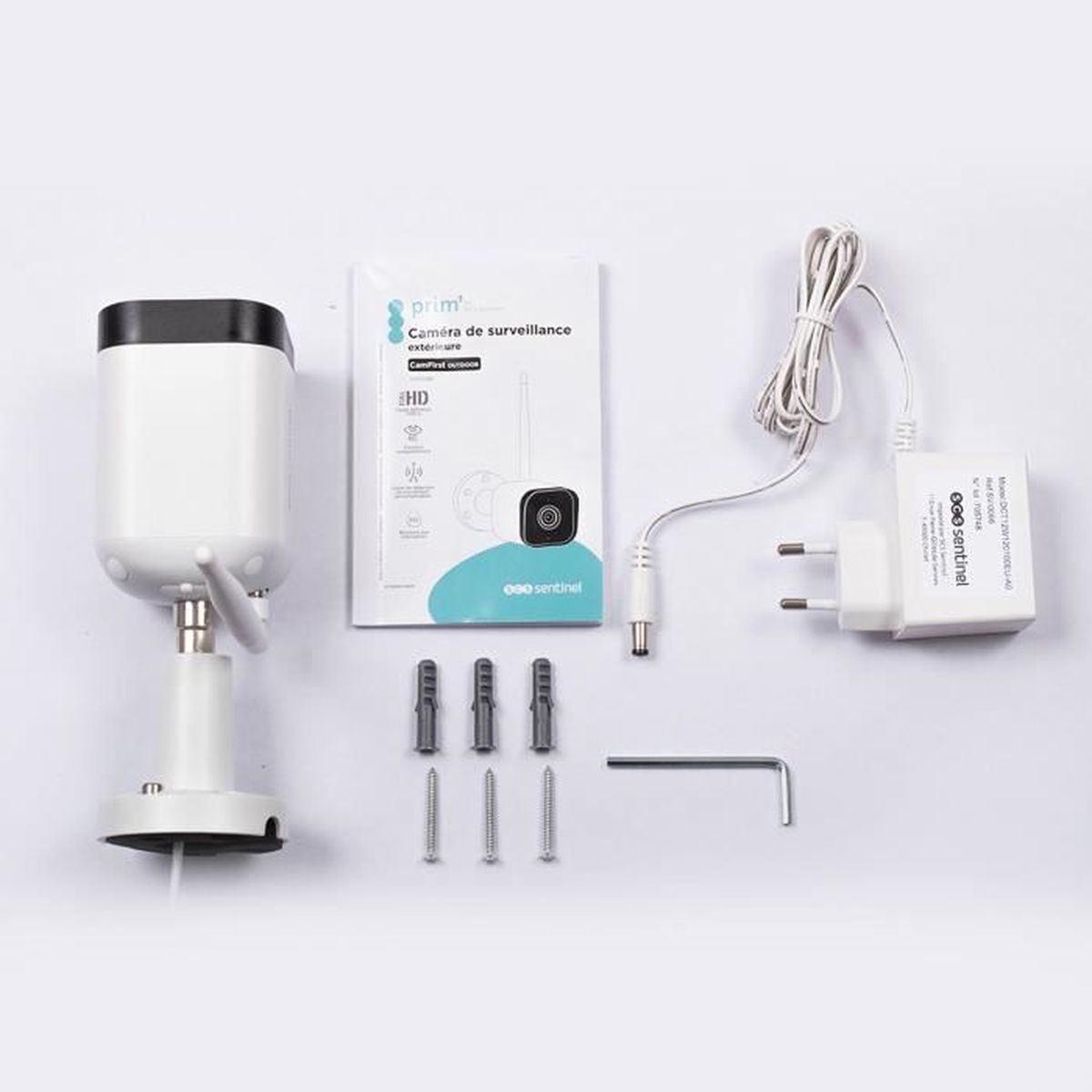 Un kit telecamera di sorveglianza con telecamera, manuale, caricatore e viti.