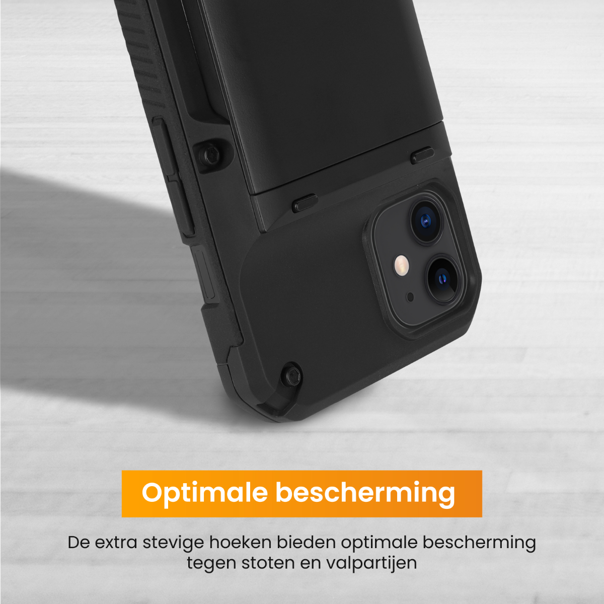 Black phone case with a phone in it. Text in Dutch.