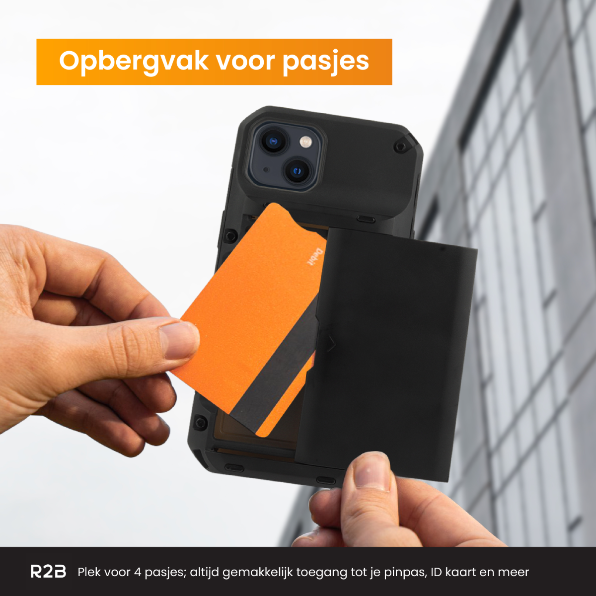 Un étui de téléphone avec une fente pour cartes, avec une main insérant une carte orange.