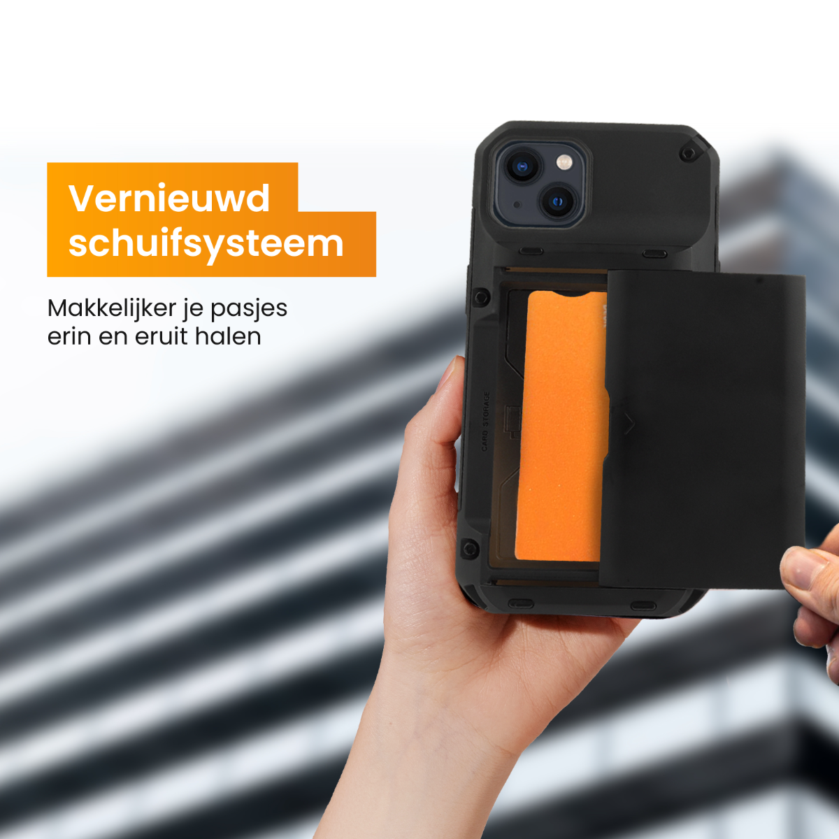 Main ouvrant un étui de téléphone avec une fente pour carte et un téléphone.