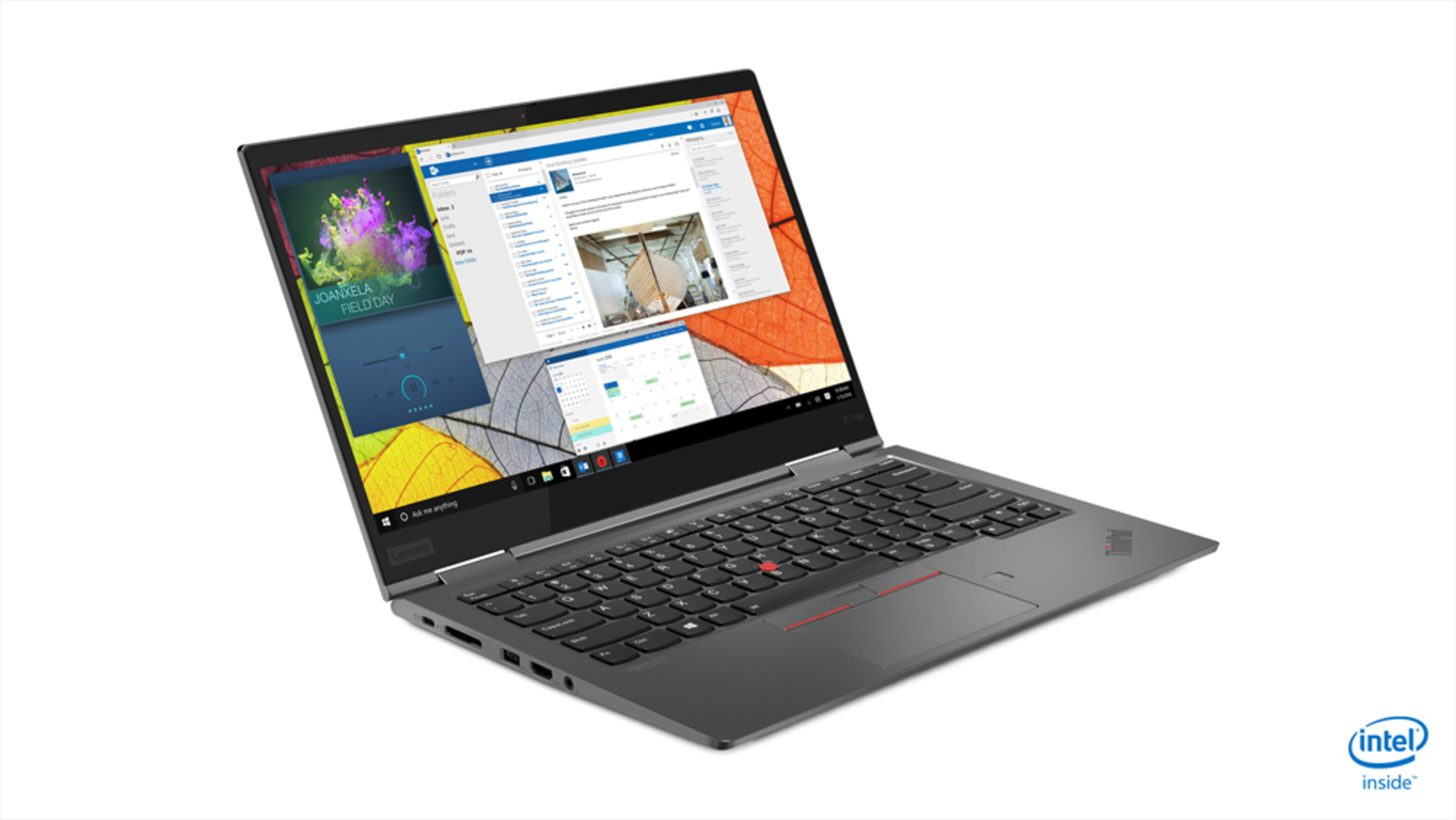 Ein schwarzer Laptop mit mehreren geöffneten Fenstern auf dem Bildschirm, auf weißem Hintergrund. Es hat das Intel Inside Logo.
