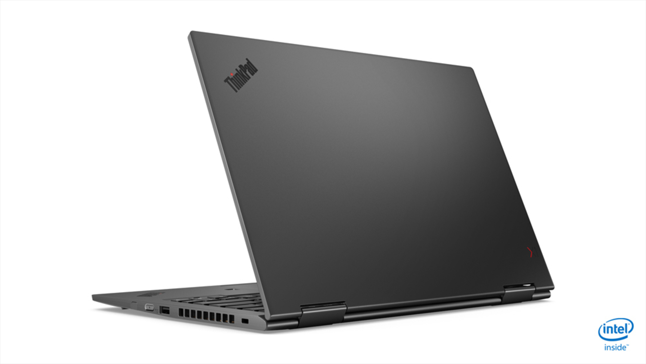 Ein schwarzer Laptop mit ThinkPad-Logo ist auf einer weißen Oberfläche geöffnet.