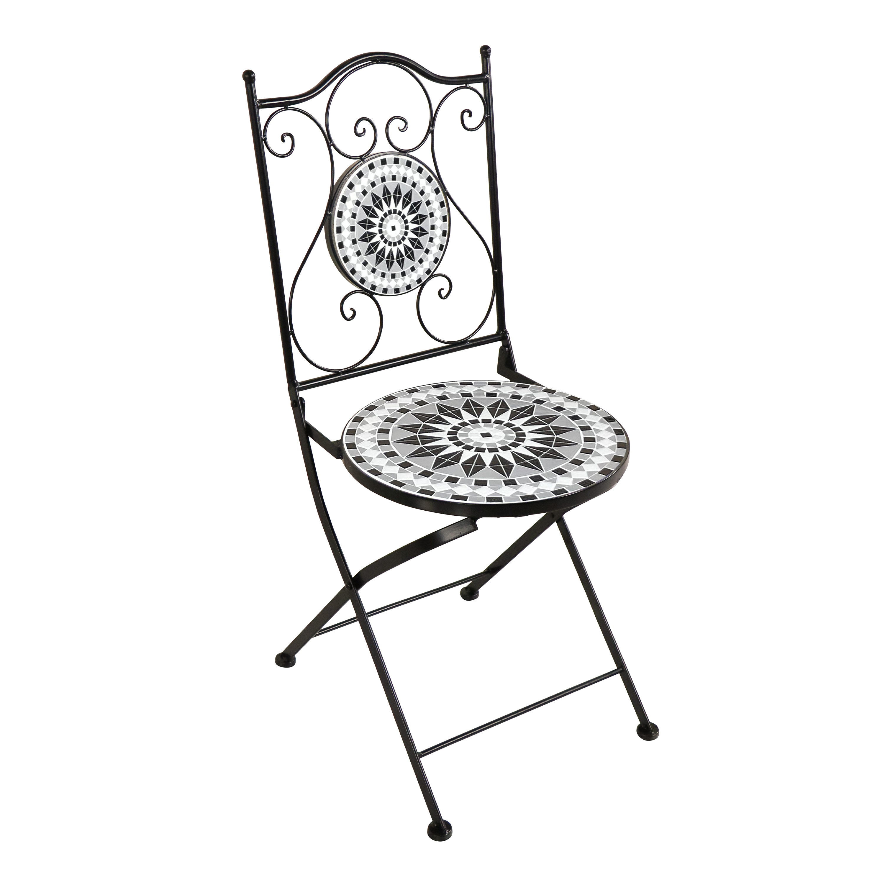 Ein schwarzer Metall-Klappstuhl mit Mosaik-Sitz und -Rücken. Der Stuhl ist vor weißem Hintergrund isoliert.