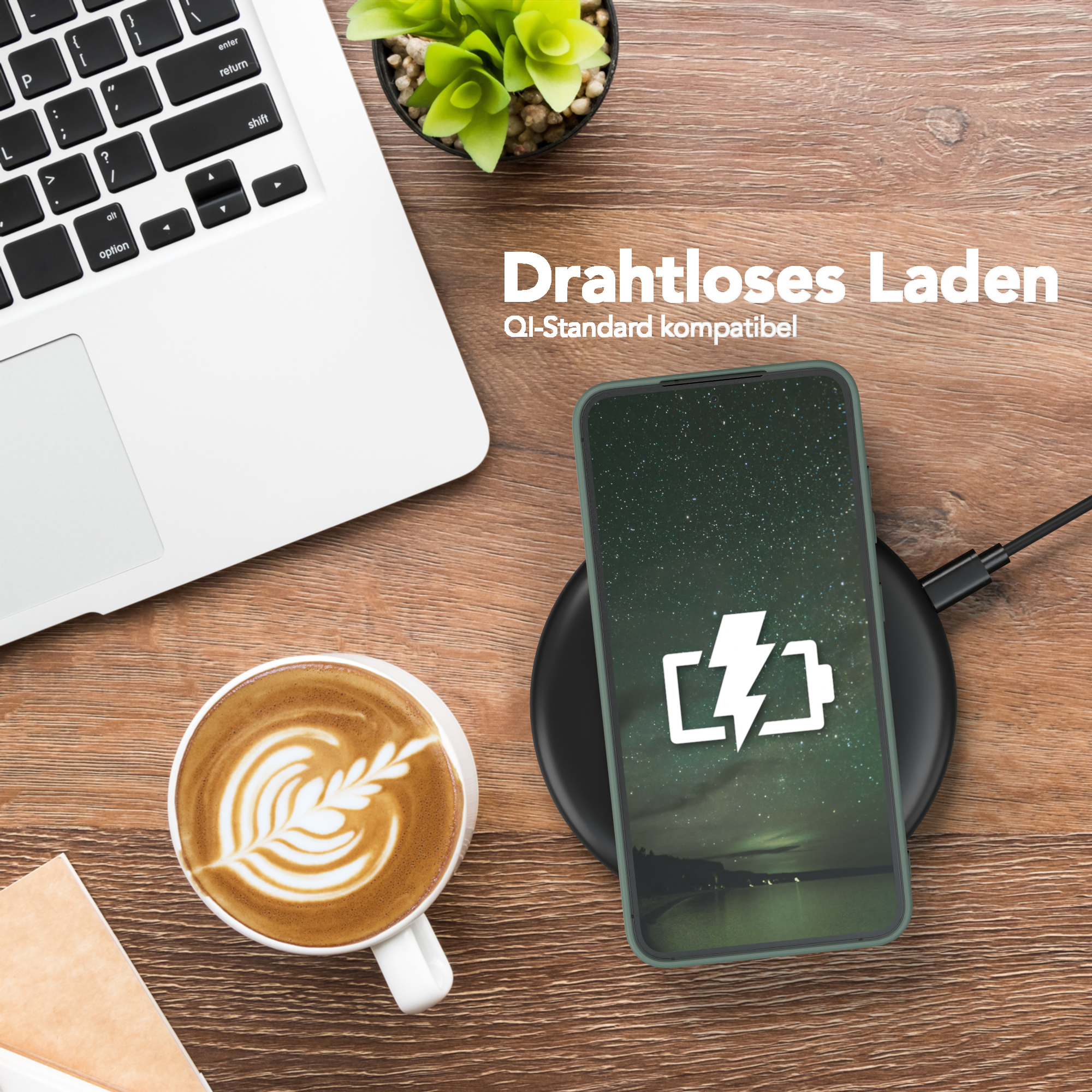 Telefon wird kabellos auf einem Pad geladen, mit Kaffee und Laptop.