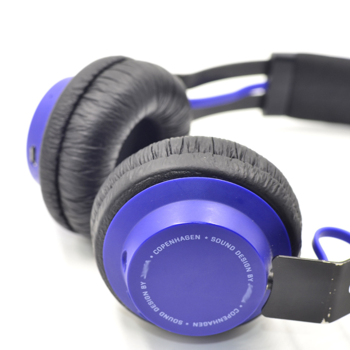 Blaue und schwarze Kopfhörer auf weißem Hintergrund. Sounddesign von Kopenhagen.