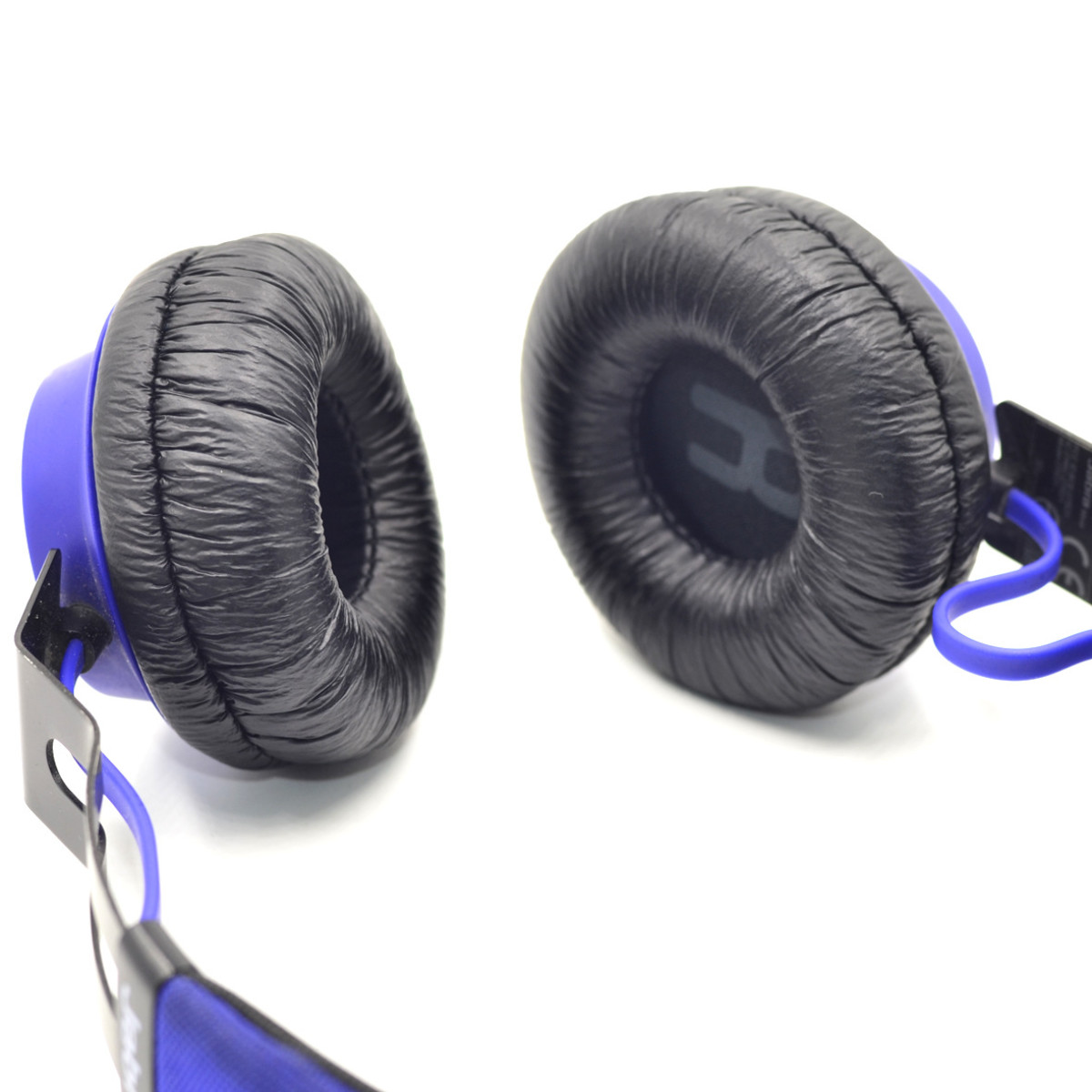 Kopfhörer, blau und schwarz. Die Ohrmuscheln sind schwarz und das Kopfband ist blau. Weißer Hintergrund.