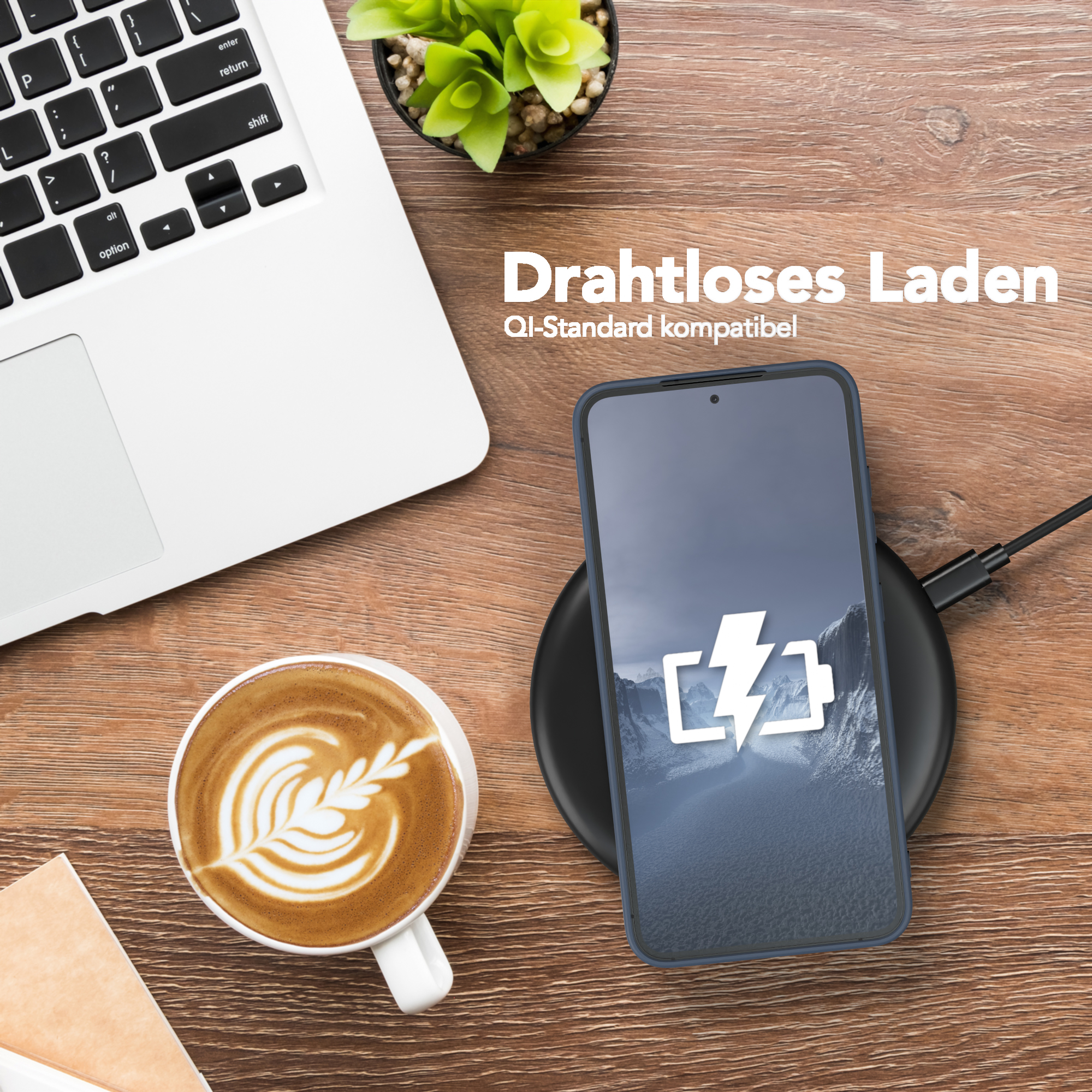 Ein Telefon, das auf einem schwarzen kabellosen Ladegerät auf einem Holztisch geladen wird, mit Latte und Laptop.