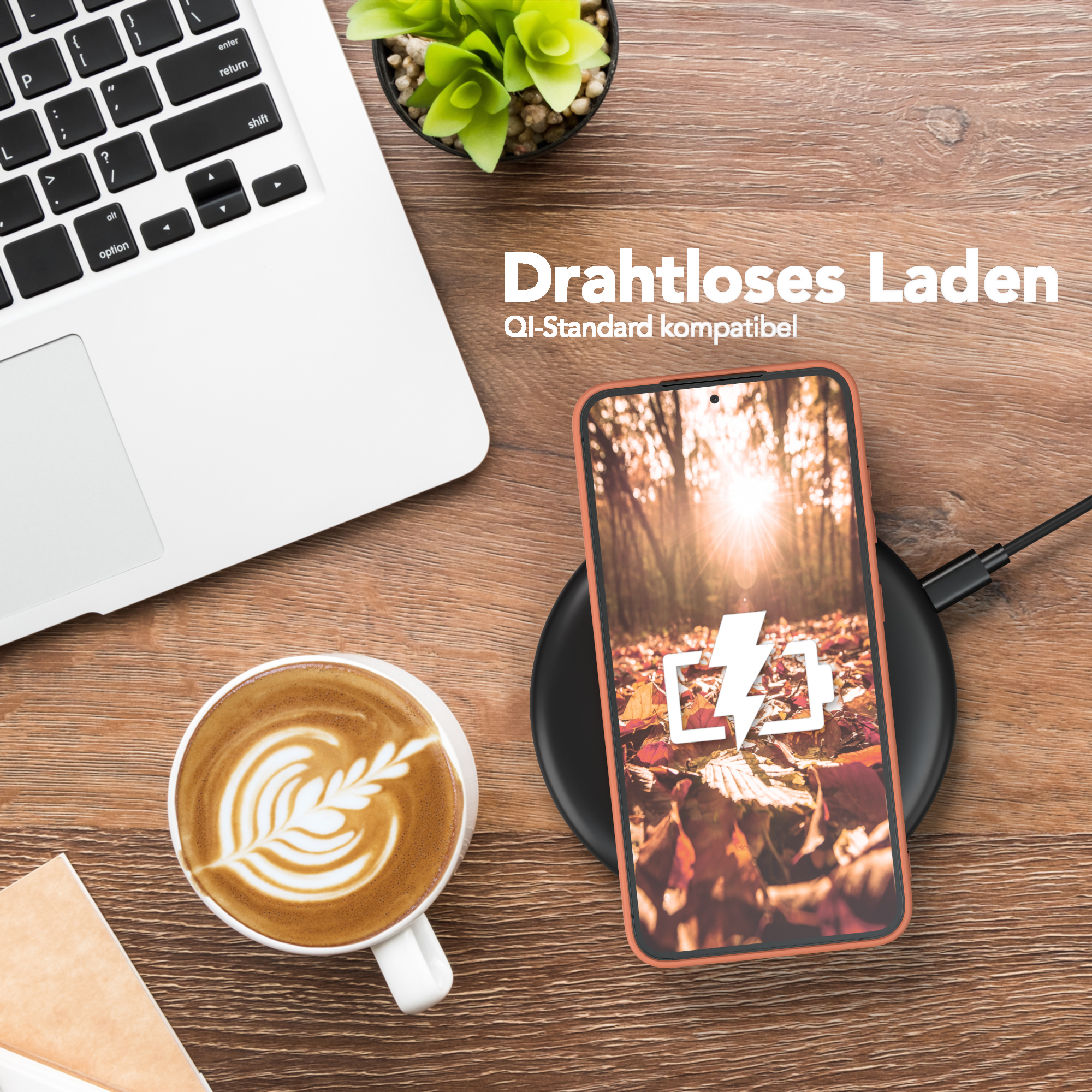 Telefon auf kabellosem Ladegerät, Kaffeetasse, Pflanze. Holztisch. Text: Kabelloses Laden.
