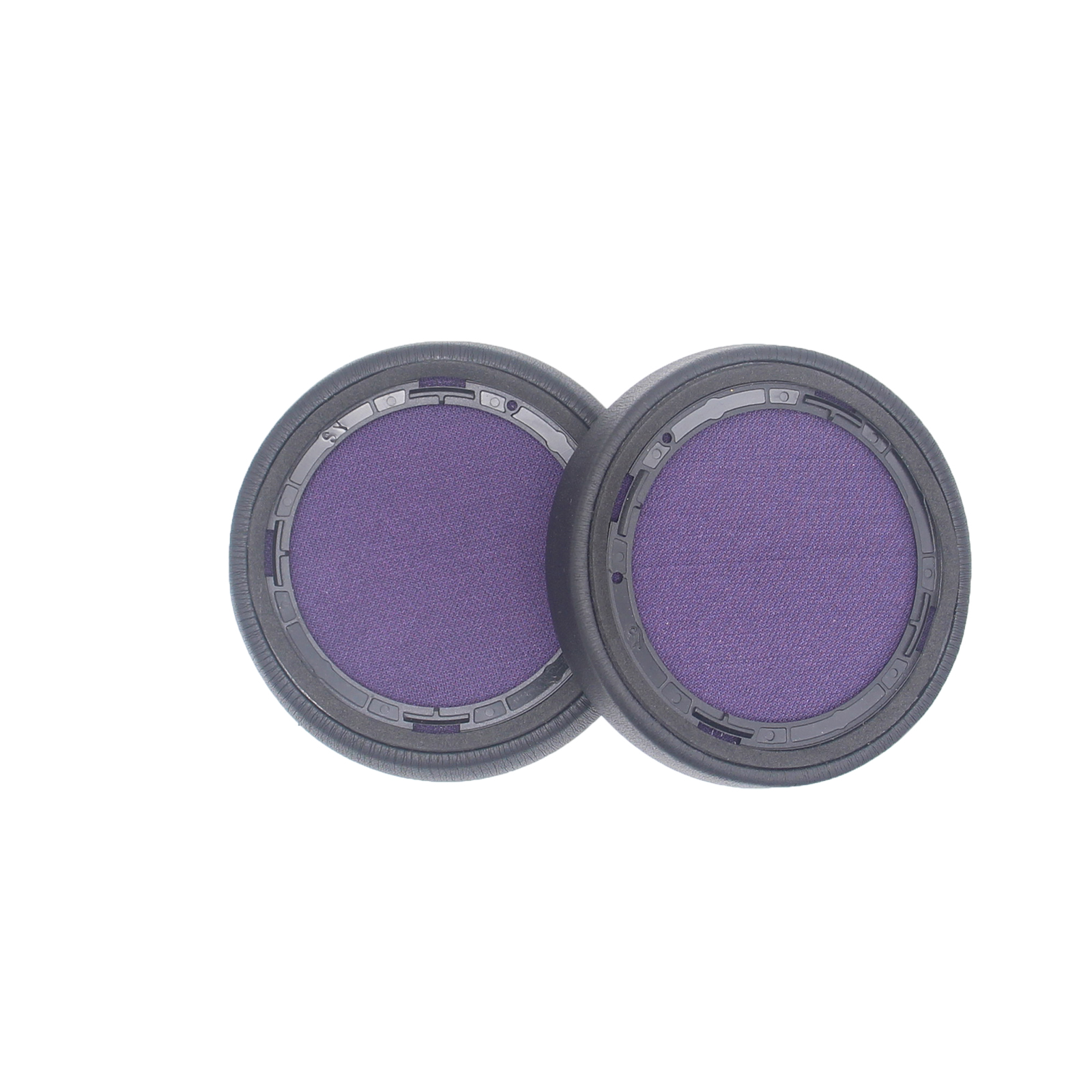 Dwie fioletowe, okrągłe poduszki nauszne do słuchawek na białym tle.