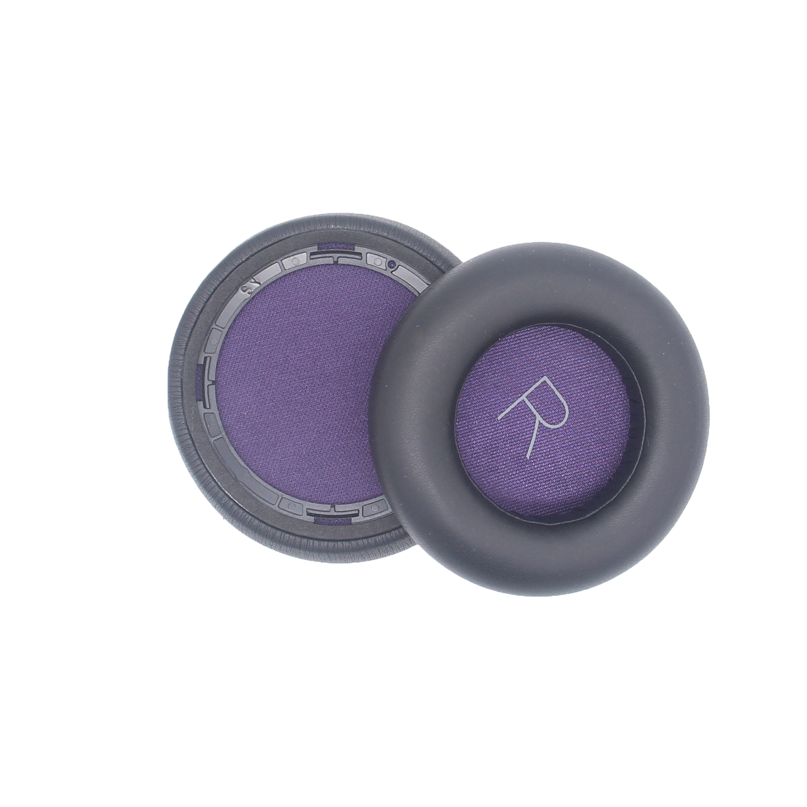 Dwie szare i fioletowe poduszki nauszne do słuchawek. Prawa poduszka ma białe „R” wydrukowane na fioletowej tkaninie.