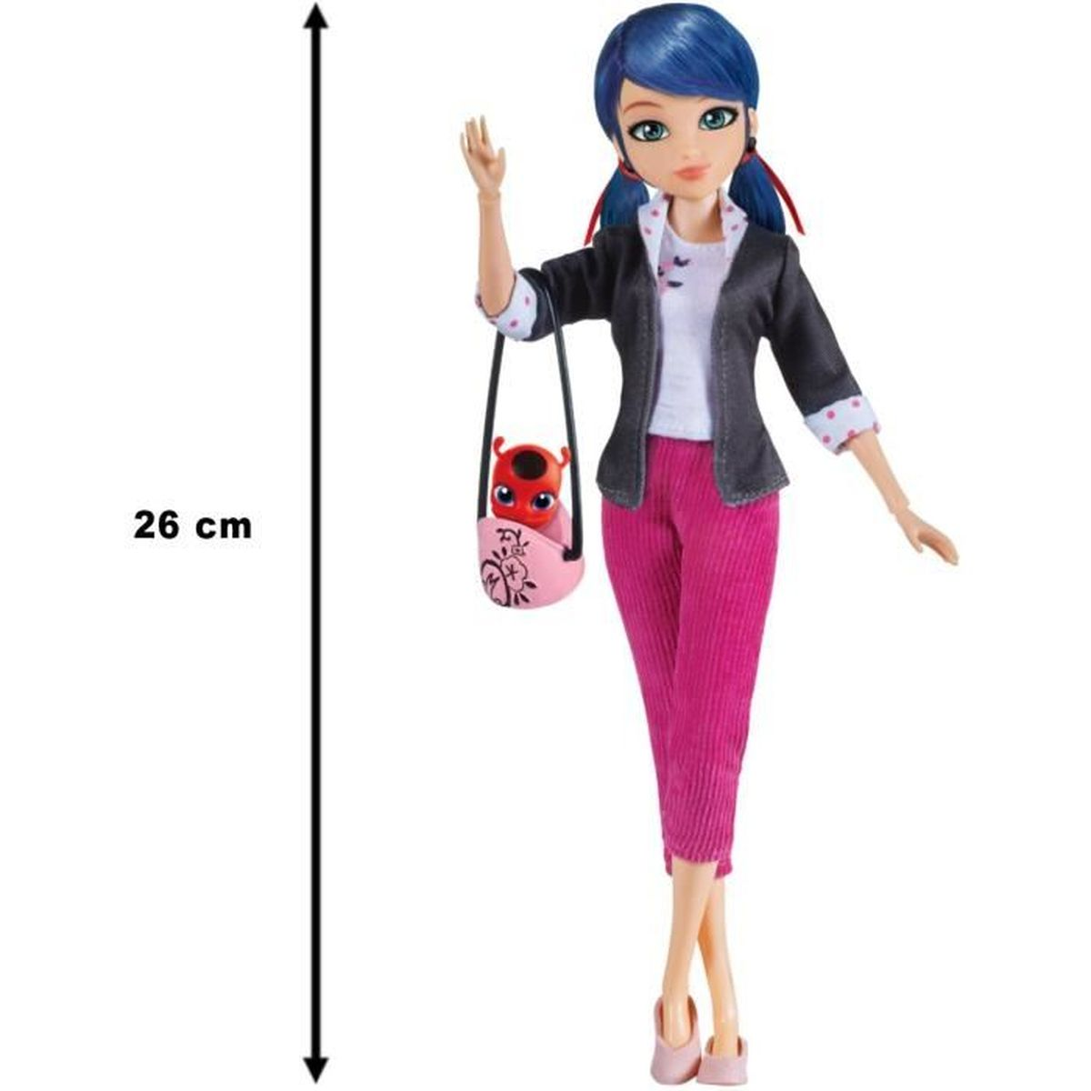 Puppe eines Mädchens im Miraculous Ladybug-Outfit, mit einer Tasche. Die Puppe ist 26 cm groß.