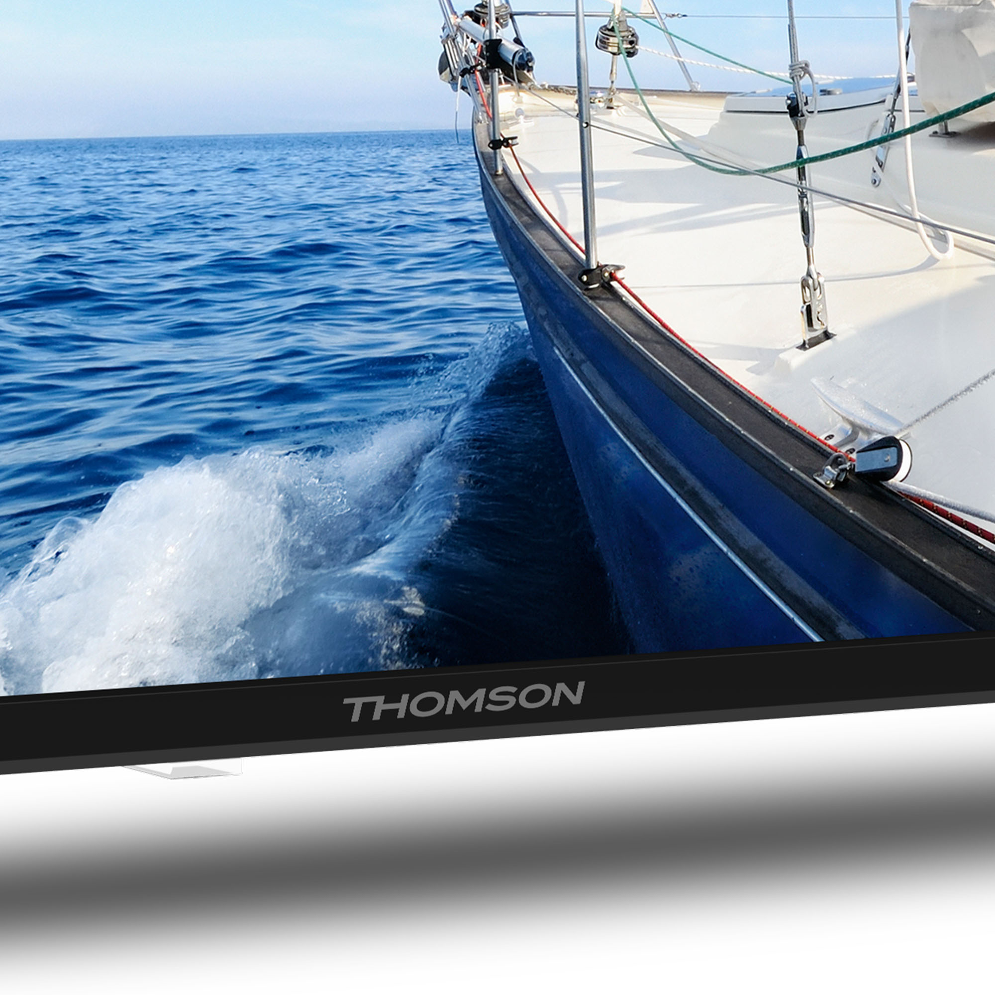 Ein Fernsehbildschirm zeigt ein Segelboot auf dem Wasser. Der Fernseher hat einen schwarzen Rahmen.