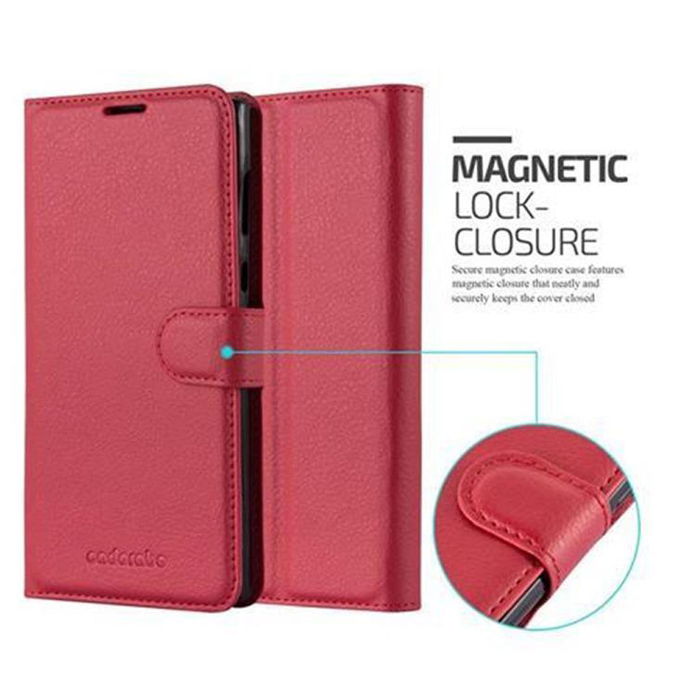 Eine rote Handyhülle mit Magnetverschluss. Text: 'MAGNETIC LOCK-CLOSURE'. Nahaufnahme des Verschlusses.