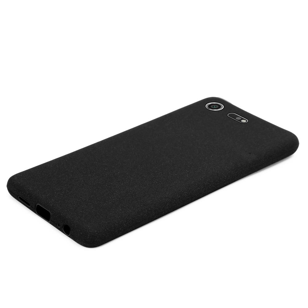 Uno smartphone nero, visto da un'angolazione. Ha una superficie liscia, opaca, con una fotocamera e una porta laterale.