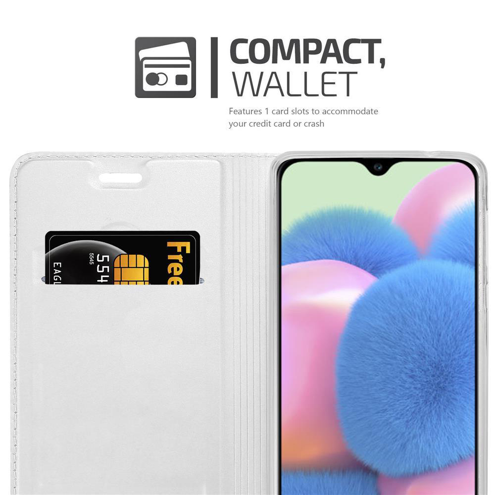 Custodia a portafoglio bianca con fessura per carte. All'interno appare una carta di credito con l'etichetta Free. È visibile uno schermo del telefono.
