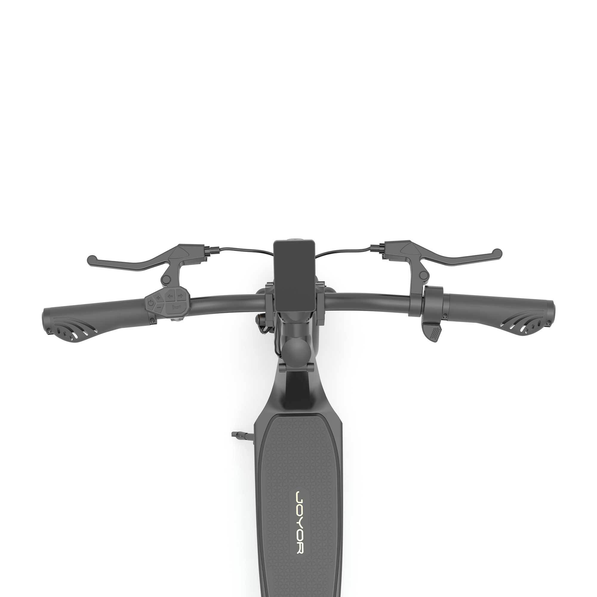 Vista superior del manillar de un patinete eléctrico negro, aislado en blanco.
