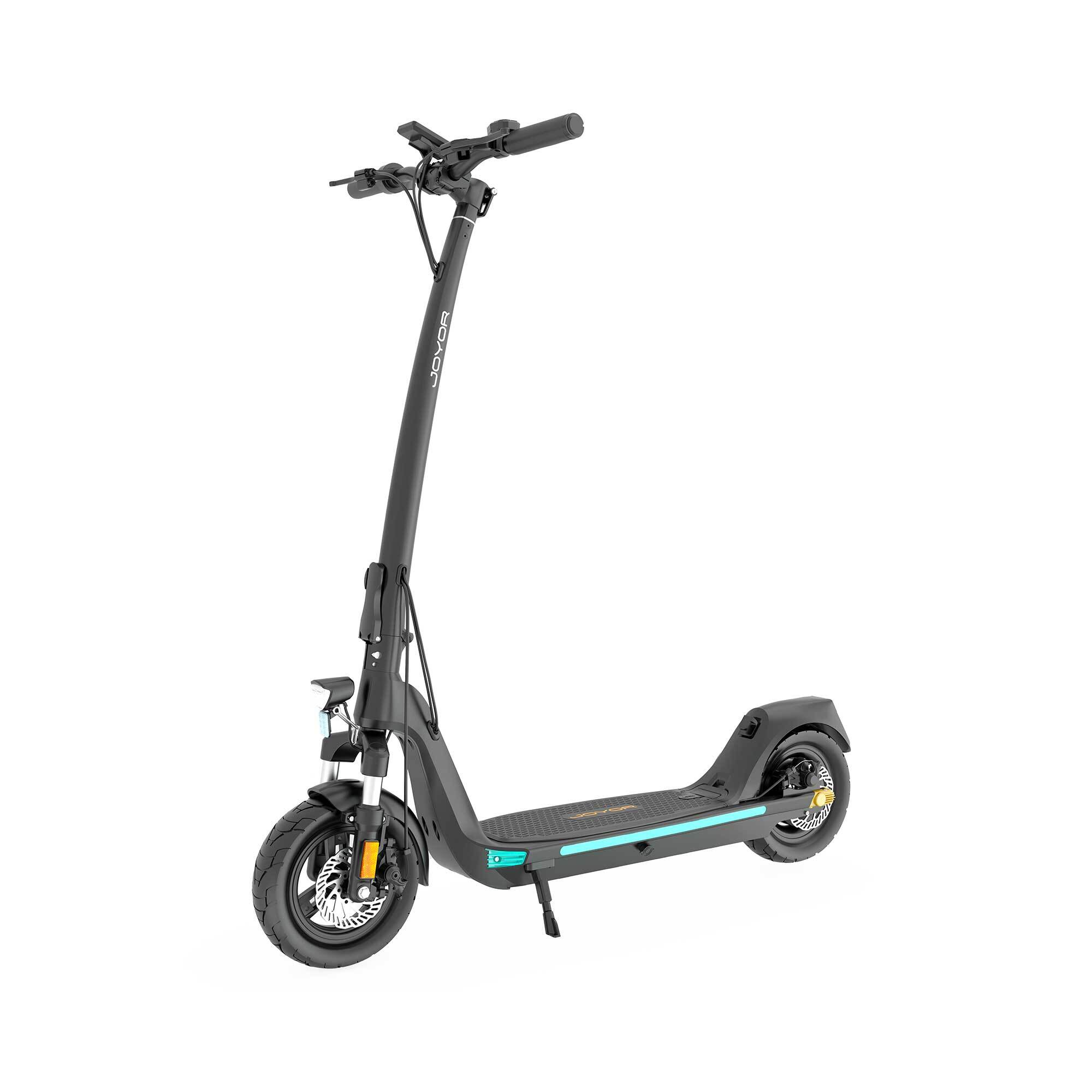 Patinete eléctrico, negro y gris, con manillar alto. Fondo blanco.