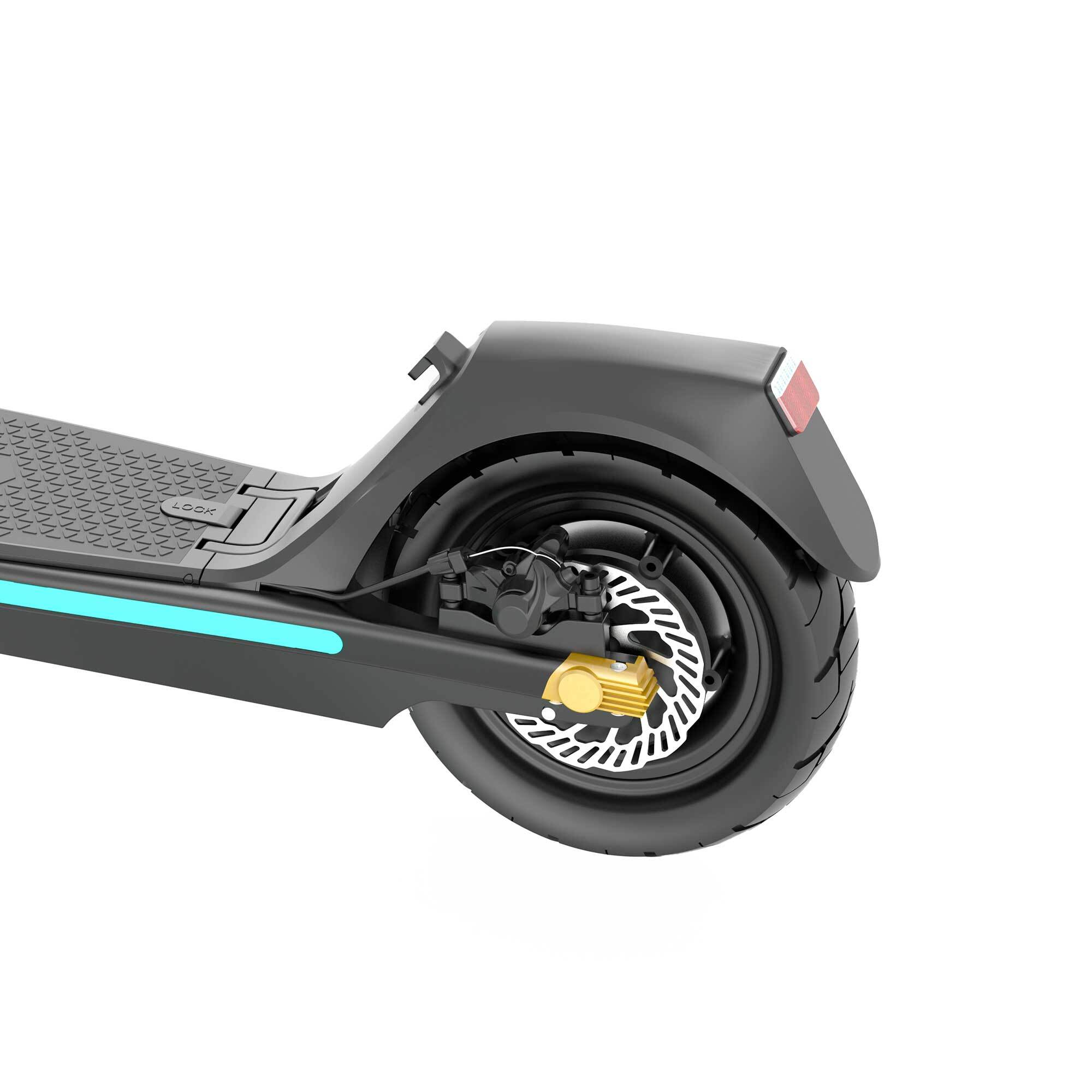 Una rueda negra de patinete eléctrico con freno de disco y una franja turquesa.