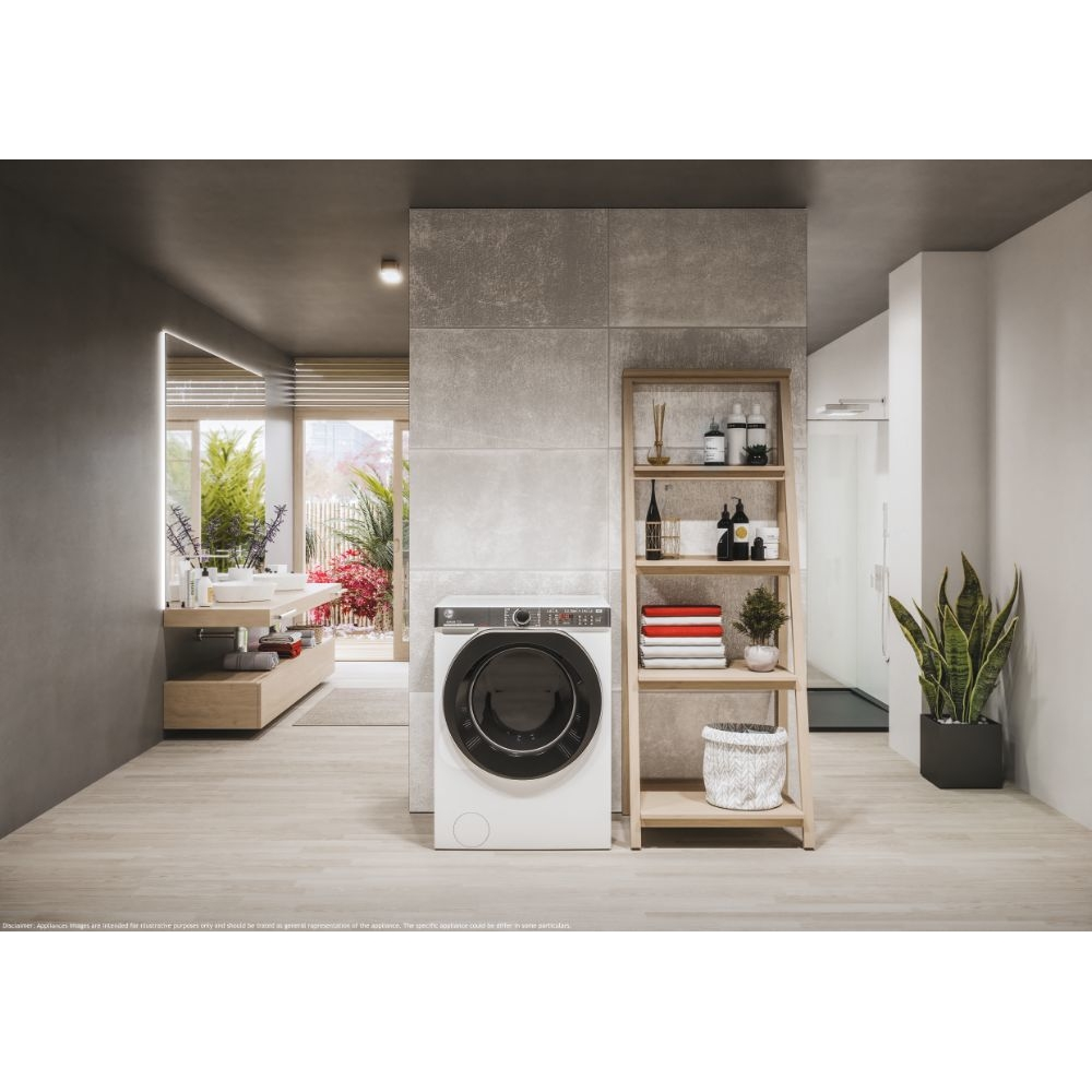 Un bagno moderno con lavatrice, scaffale con articoli da toeletta e un grande specchio.