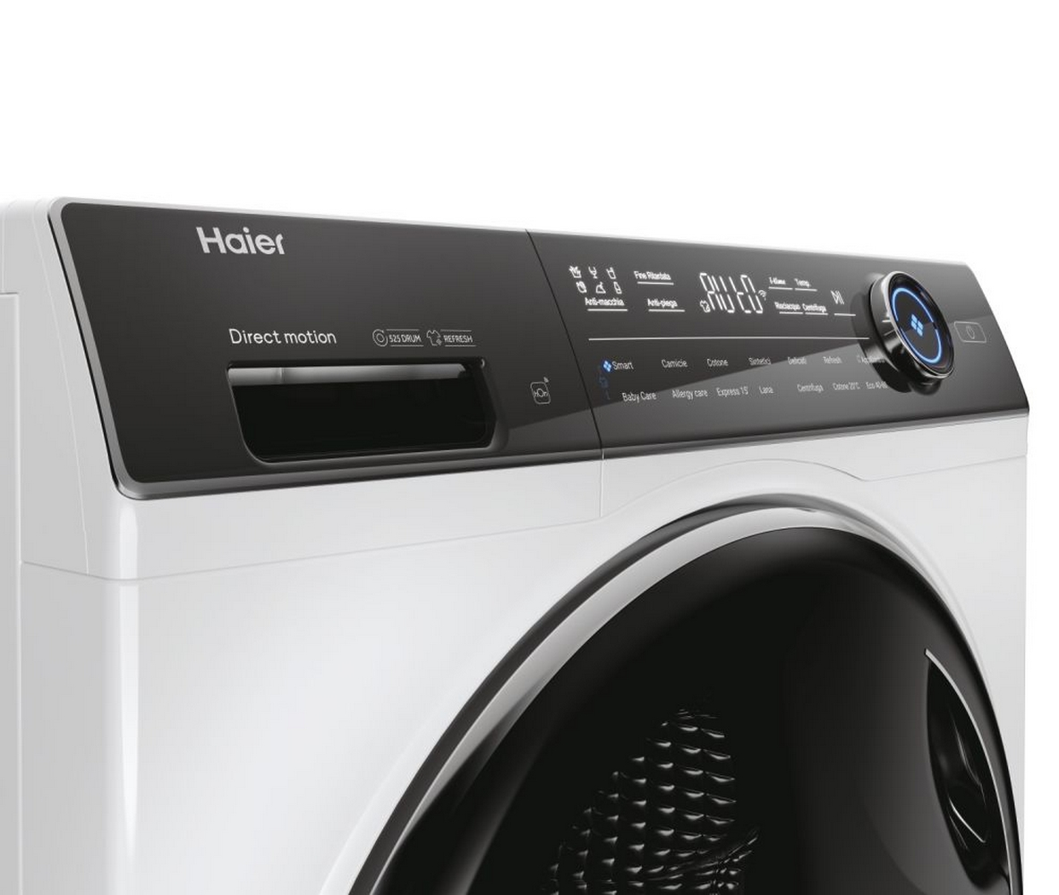 Primo piano del pannello di controllo bianco di una lavatrice Haier con vari pulsanti funzione.