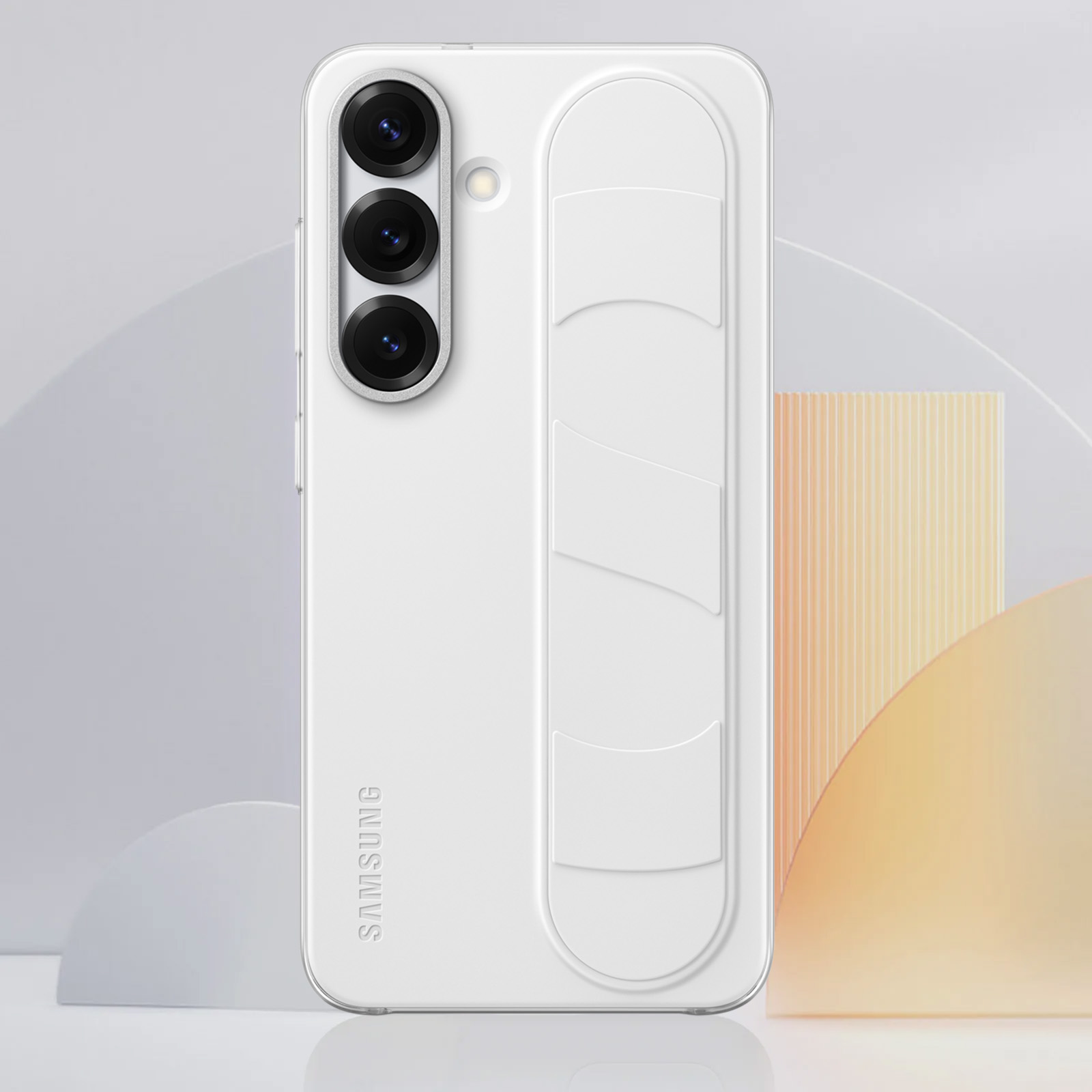 Biały telefon Samsung z potrójnym aparatem z tyłu, w białym etui w paski.